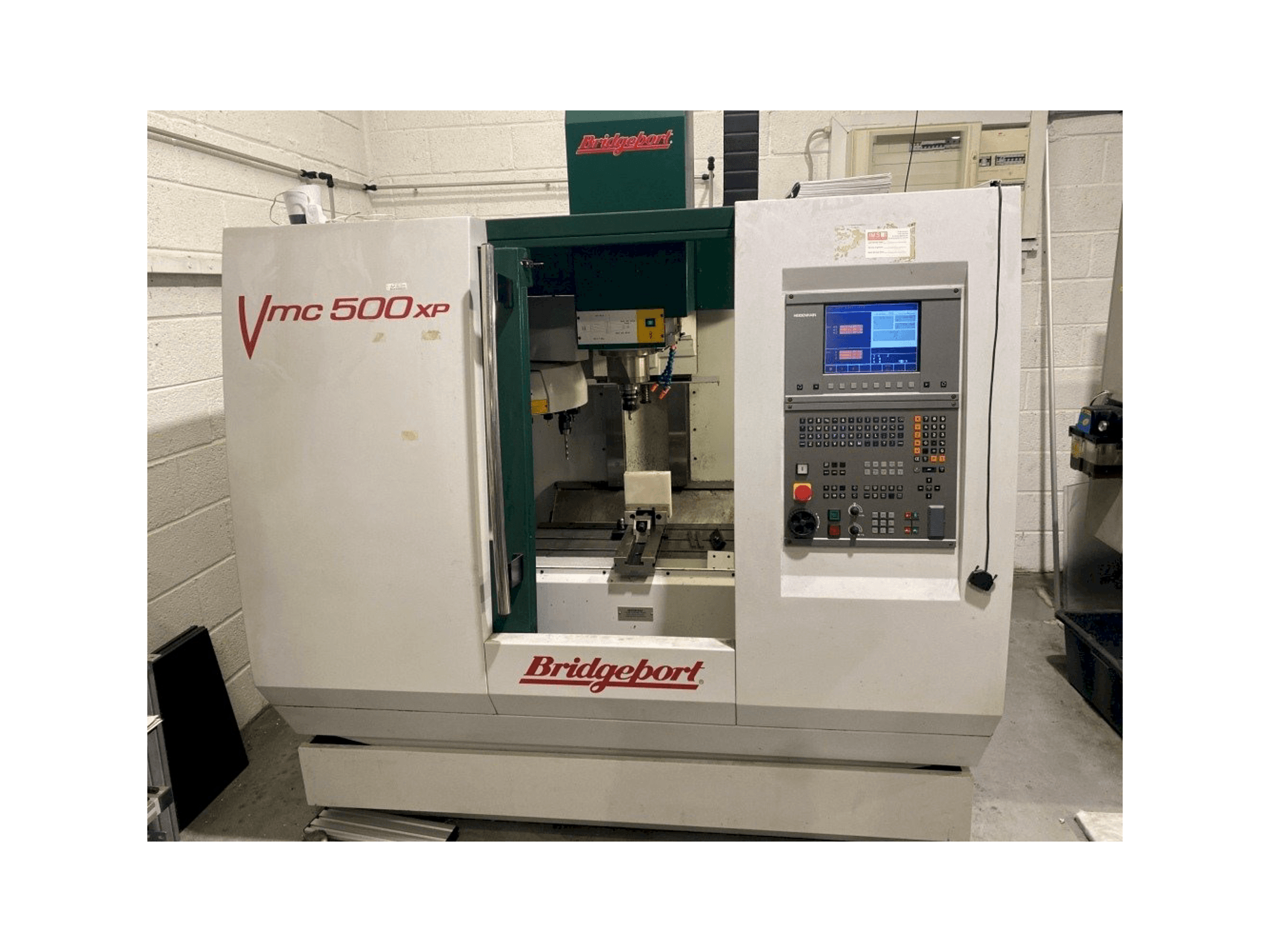 Frontansicht der Bridgeport VMC 500 Maschine