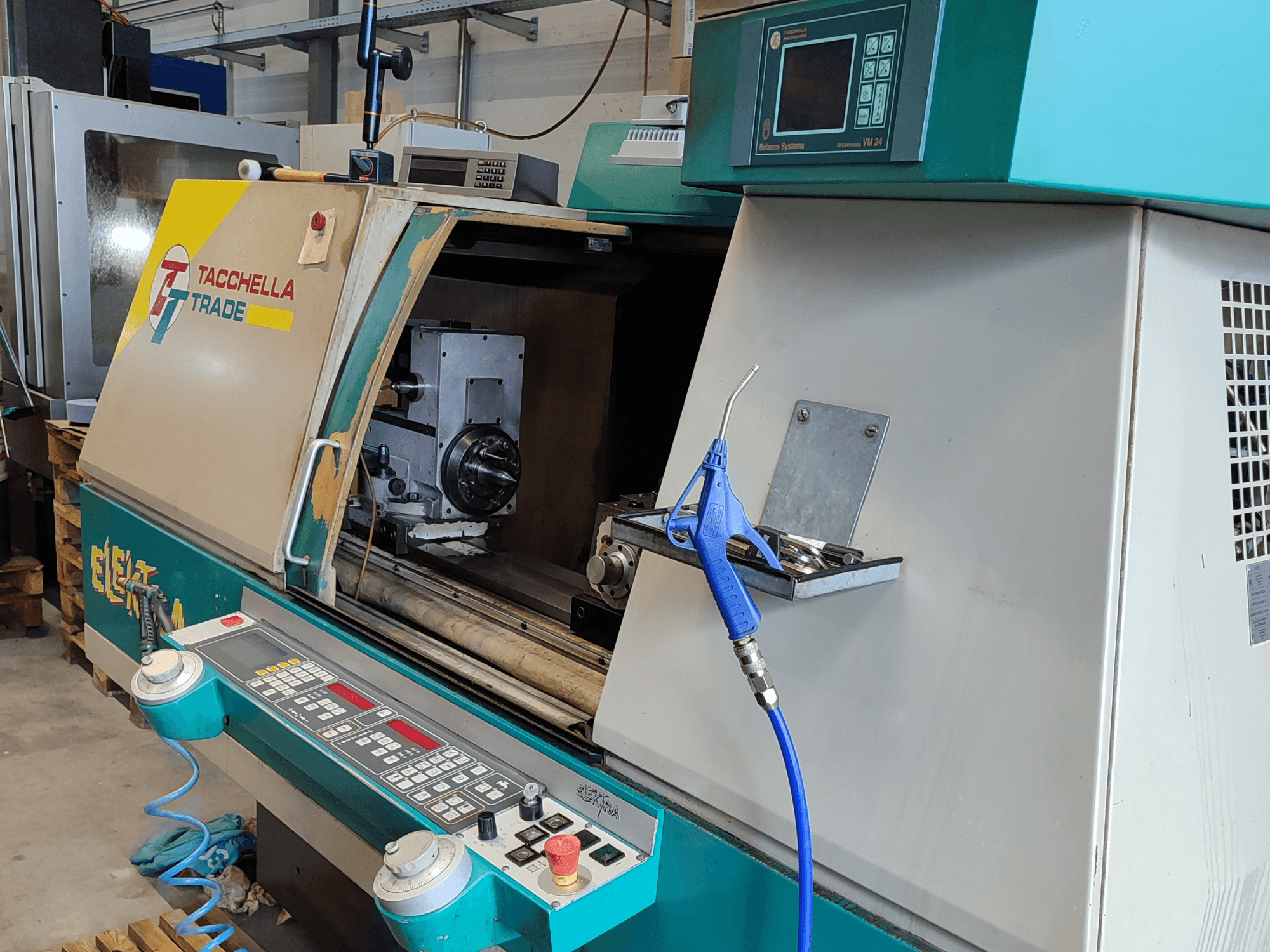 Rundschleifmaschine Tacchella Elektra 513 MPC, Frontansicht mit Bedienfeld und Arbeitsbereich.
