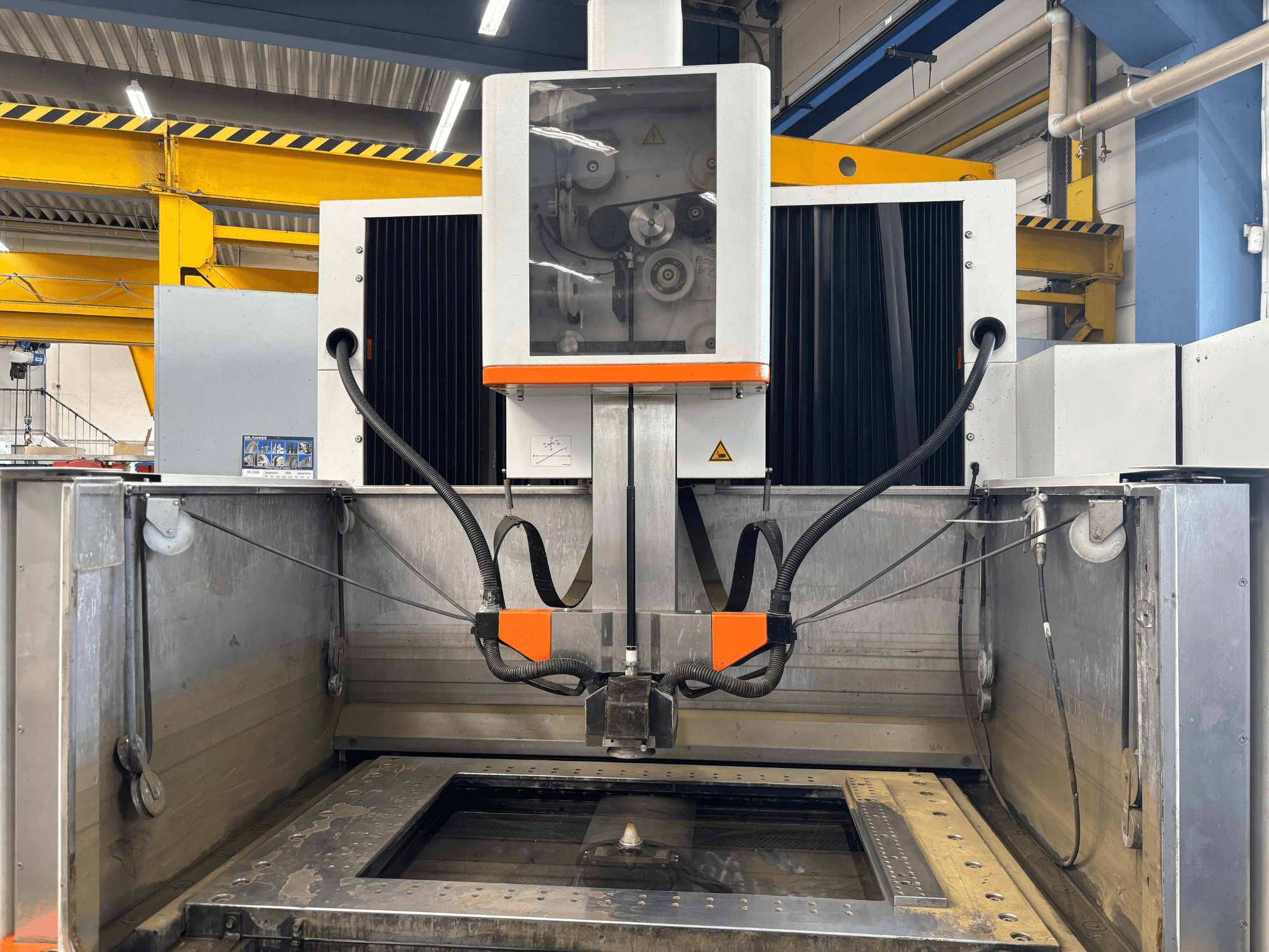 Draht-EDM-Maschine +GF+ AGIECHARMILLES CUT 400 Sp, Vorderansicht mit Arbeitstisch und Antriebsmechanismen.