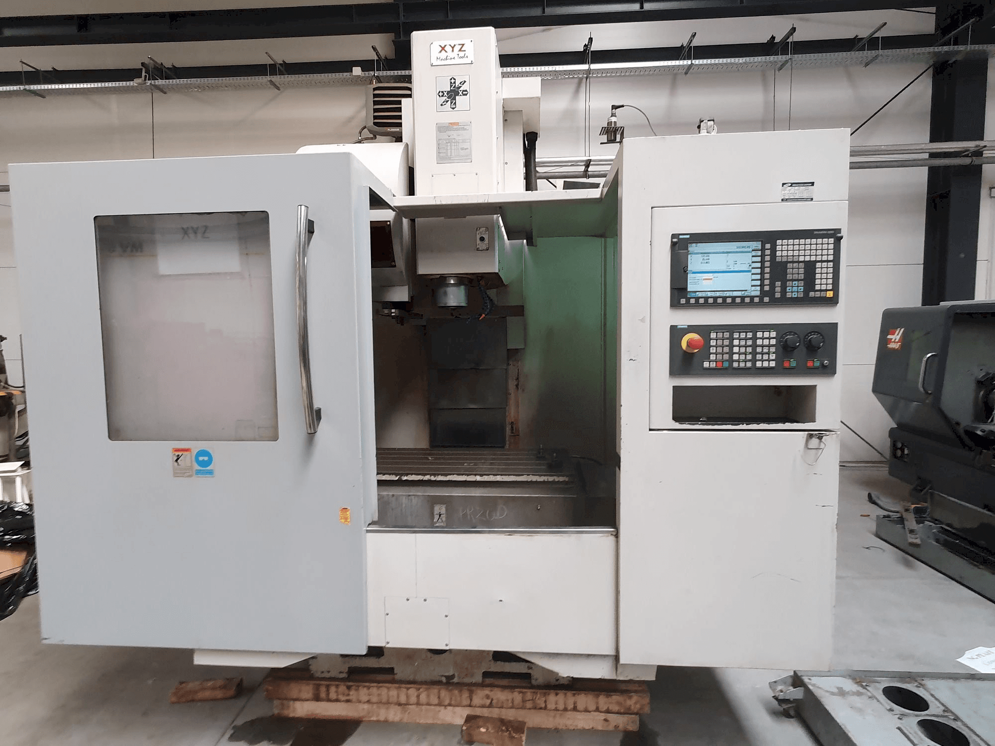 Frontansicht der XYZ 1020 VMC Maschine