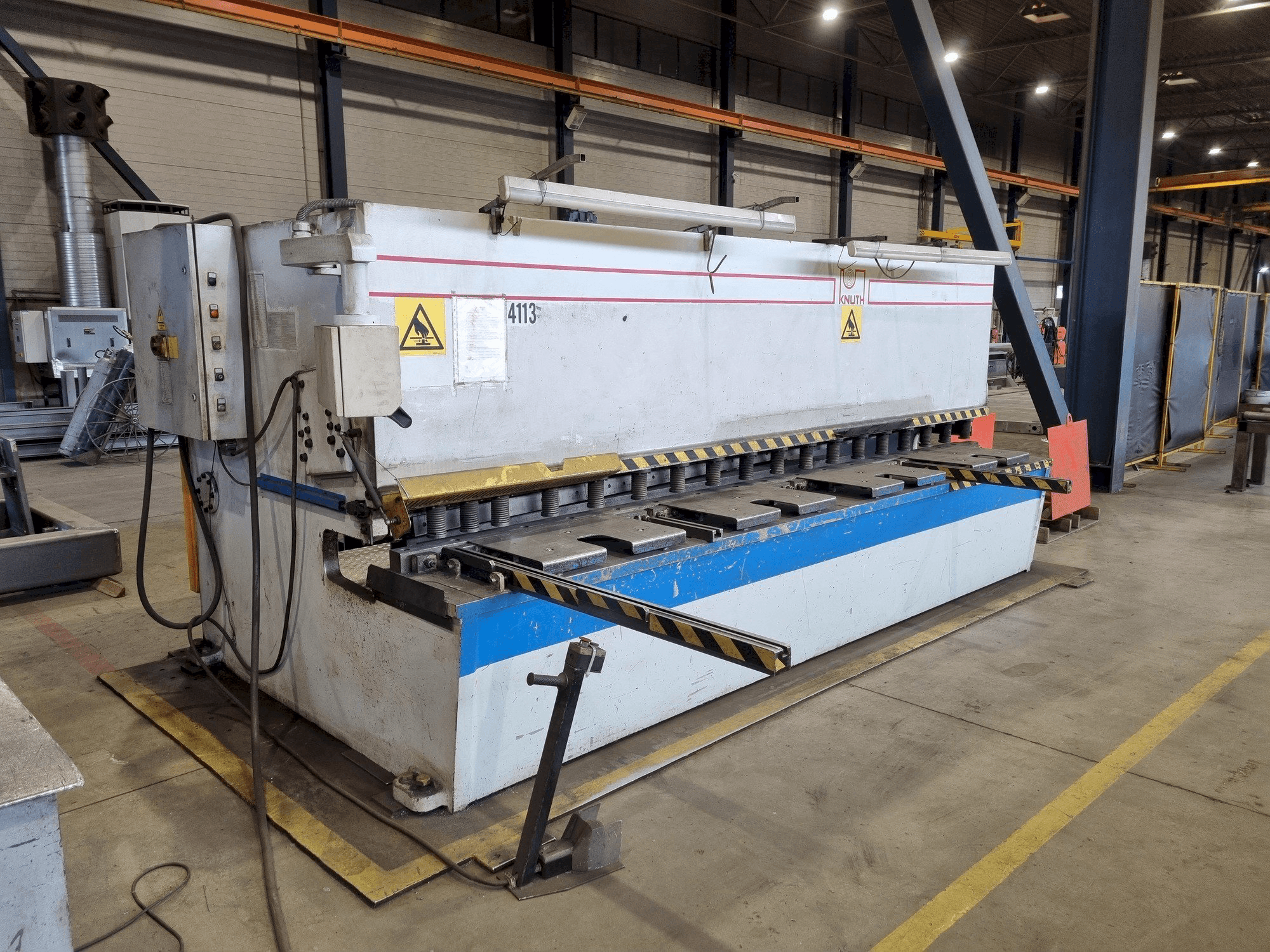 Linke Seitenansicht der KNUTH KHT 4113 Maschine