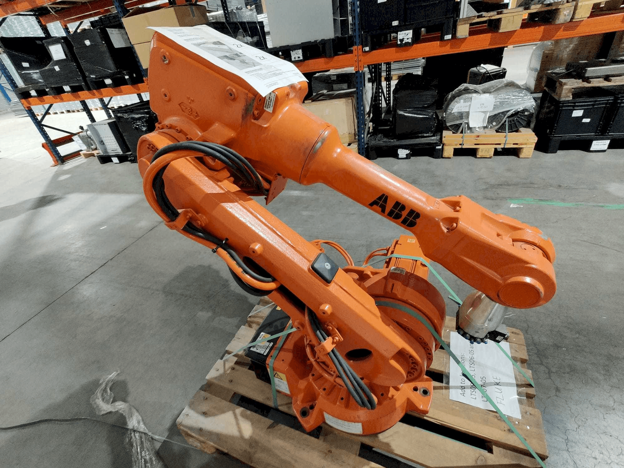 Frontansicht der ABB IRB 2600 M2004 Maschine