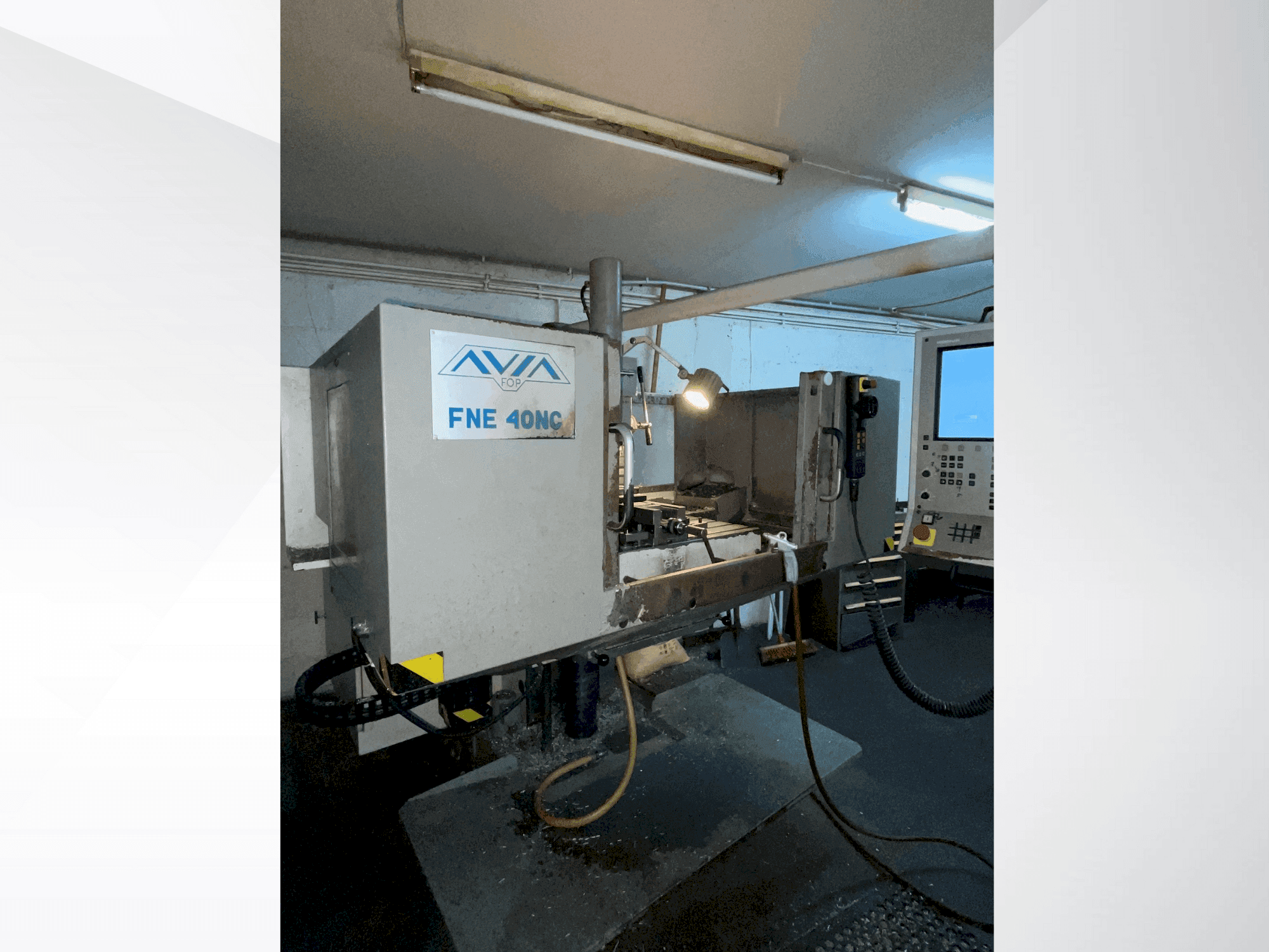 Frontansicht der Avia FNE 40NC Maschine