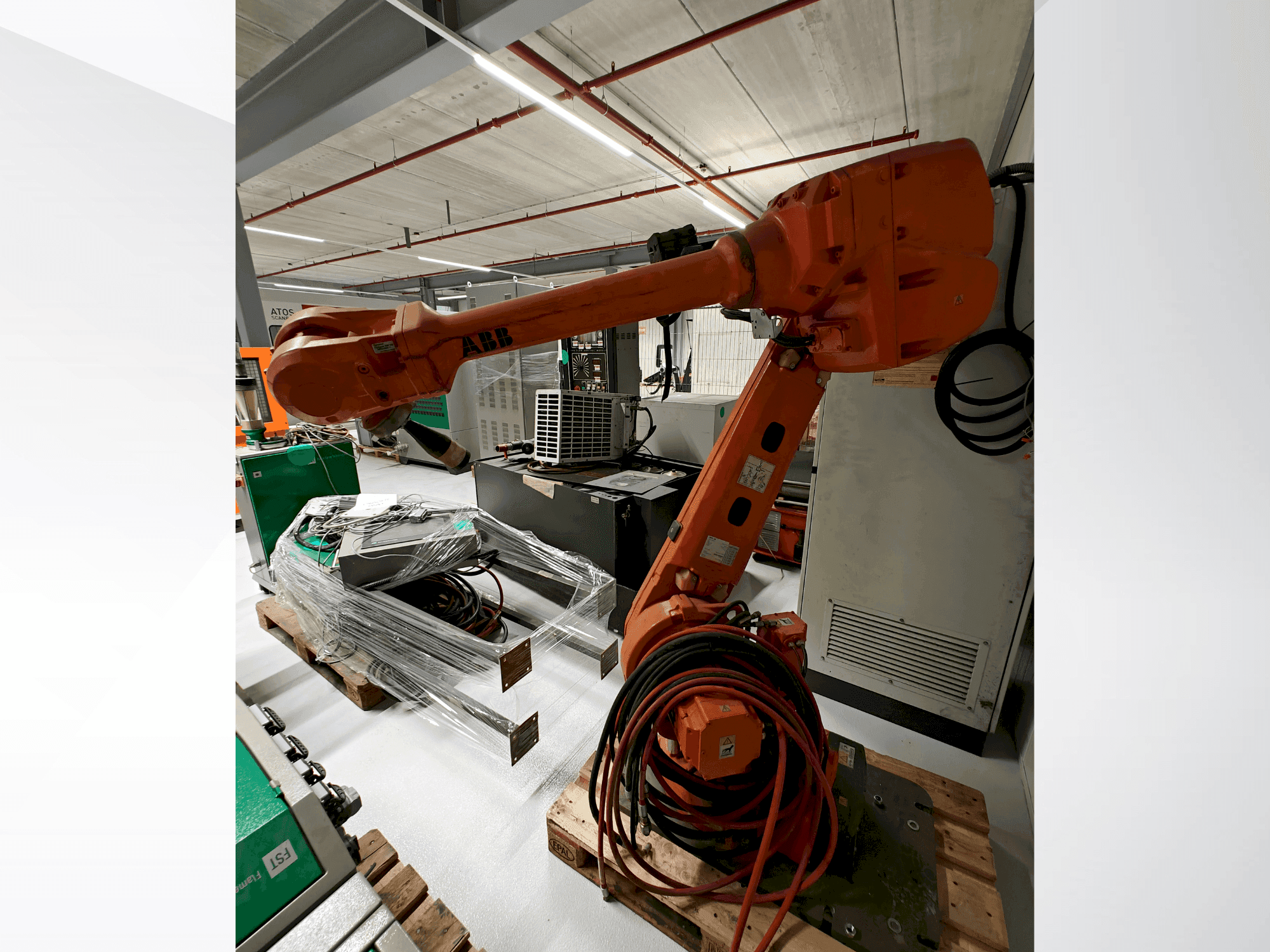 Frontansicht der ABB IRB 4600 Maschine