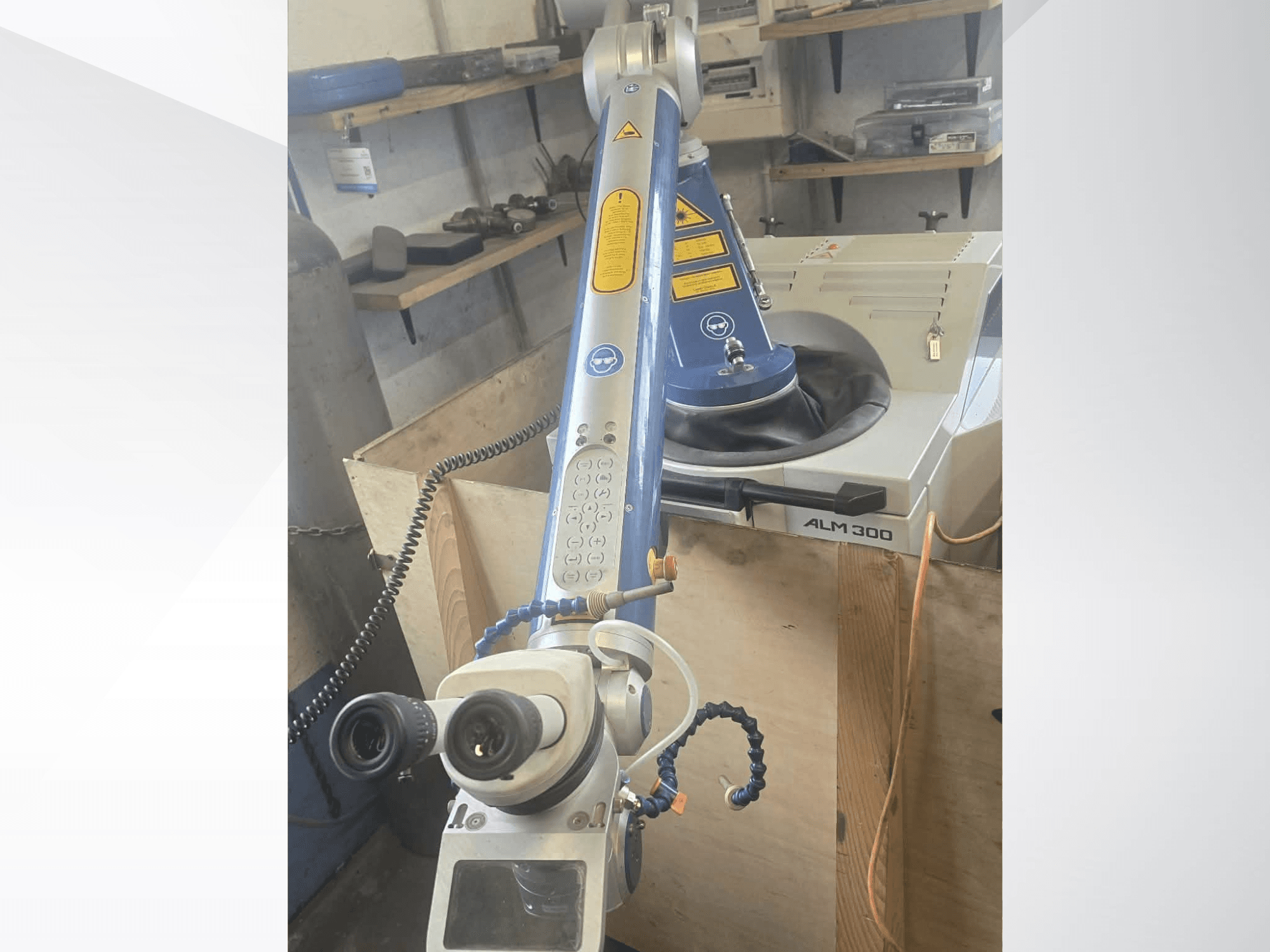 Vorderansicht der Laserschweißmaschine ALPHA LASER ALM 300 mit Roboterarm, optischen Linsen und Bedienfeld.