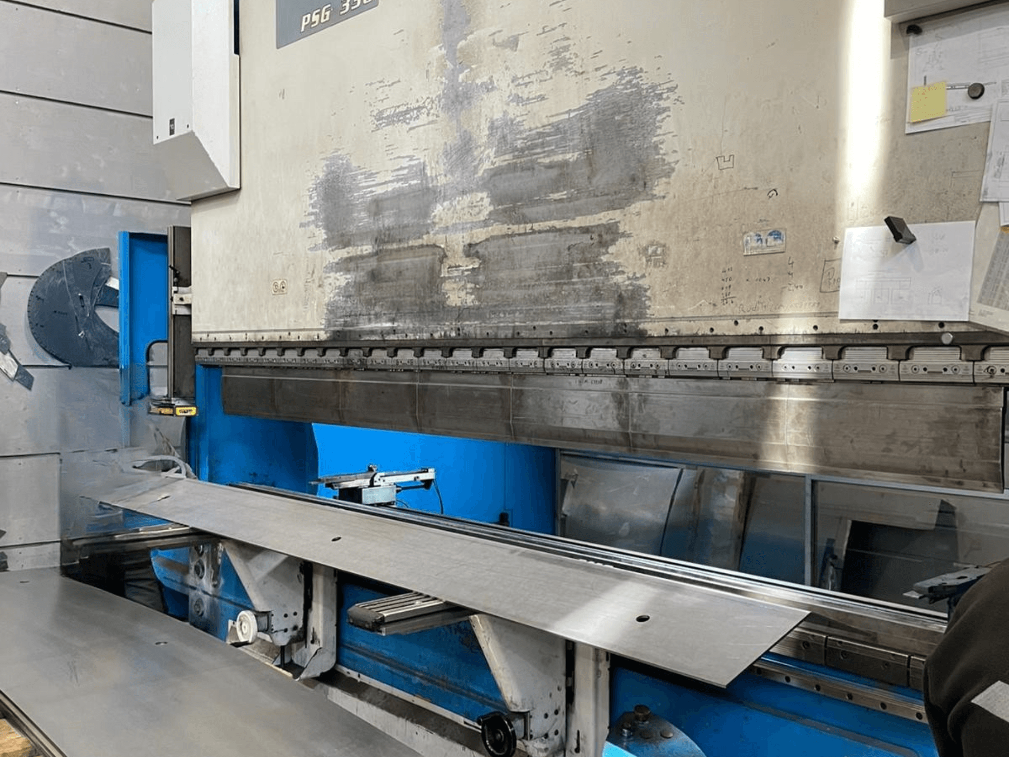 GASPARINI PSG 330/4000 Variante C Abkantpresse in der Werkstatt, zeigt den Biegebereich mit Blech und Maschinensteuerung.
