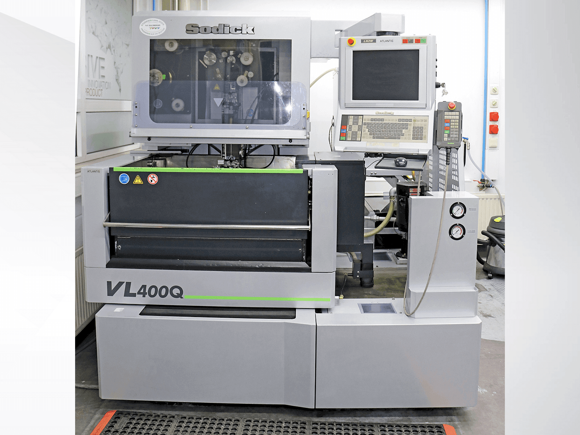 Frontansicht der Sodick VL400Q Maschine