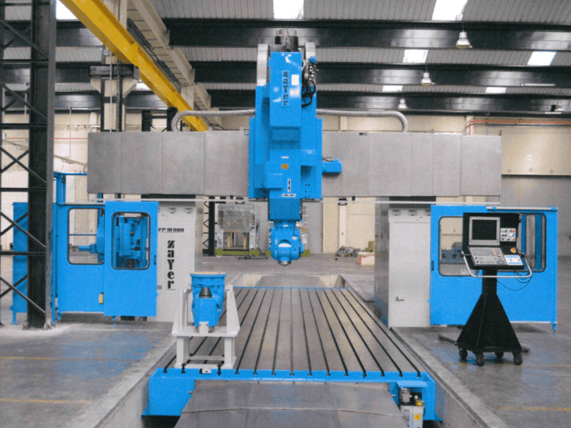 Vorderansicht der Bettfräsmaschine Zayer FP-10000 mit ihrem blauen Gehäuse, dem Bedienfeld und den Präzisionskomponenten.