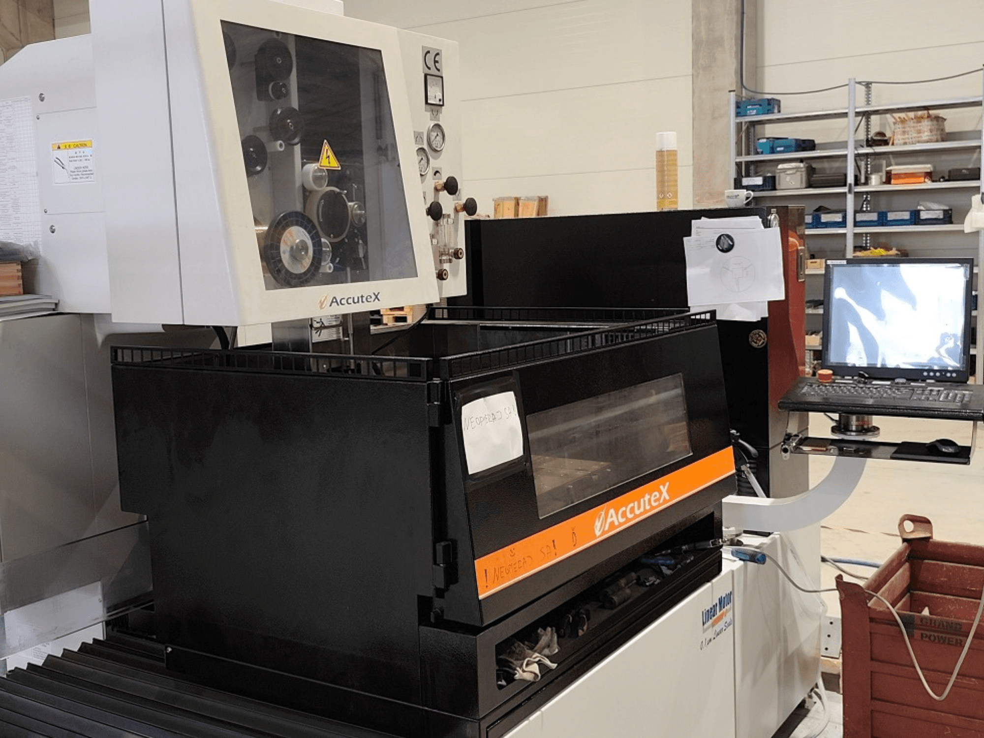 AccuteX AL-500SA Drahterodiermaschine in Frontansicht, mit Bedienfeld, Typenschild und angeschlossenem PC-Monitor.