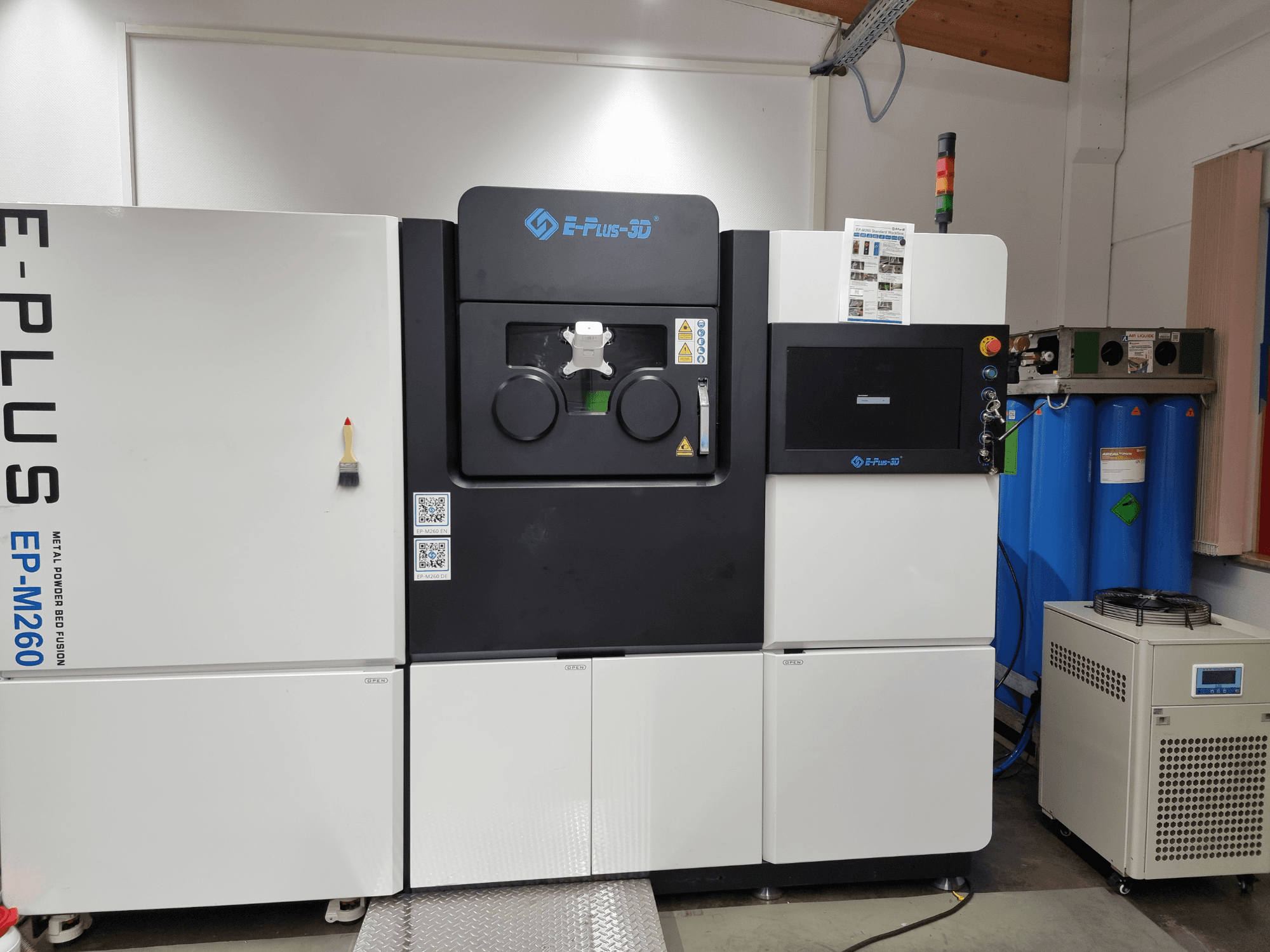 Vorderansicht des Eplus3D EP-M260 Metall-3D-Druckers mit den beiden Kammern und Details des Bedienfelds.