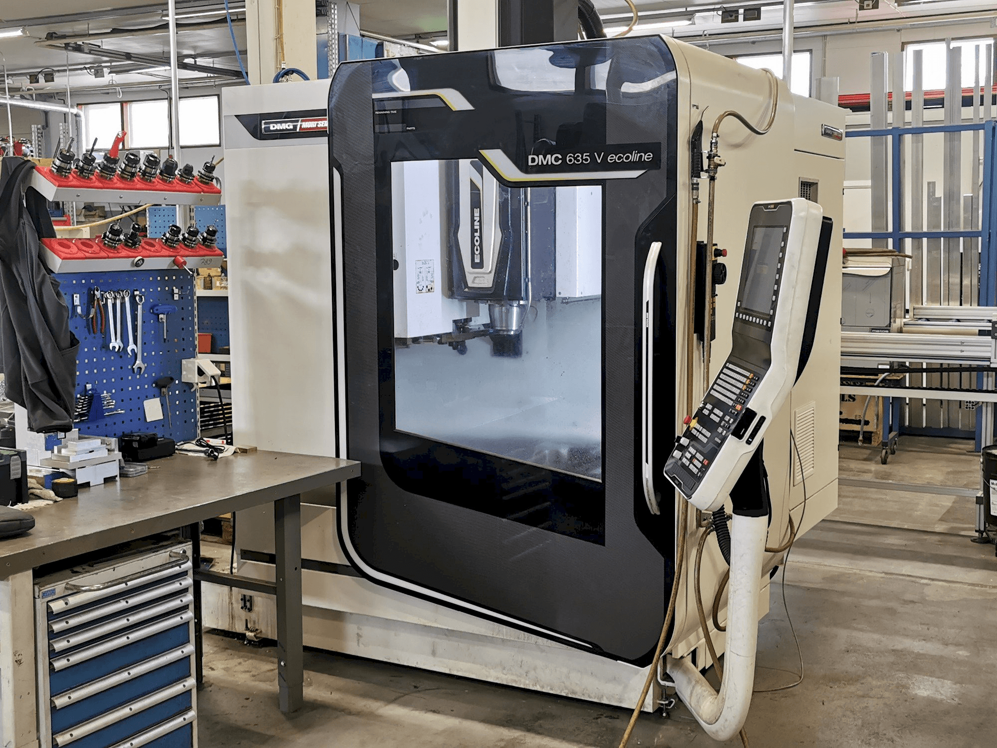 Frontansicht der DMG Mori Seiki DMC 635 V Ecoline Maschine