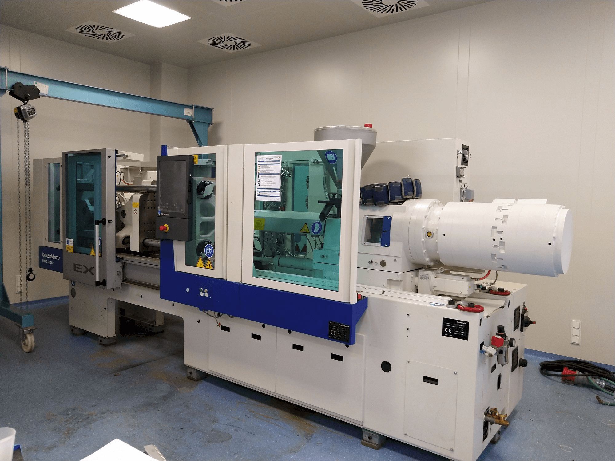 Frontansicht der Krauss Maffei 80-380 EX Maschine