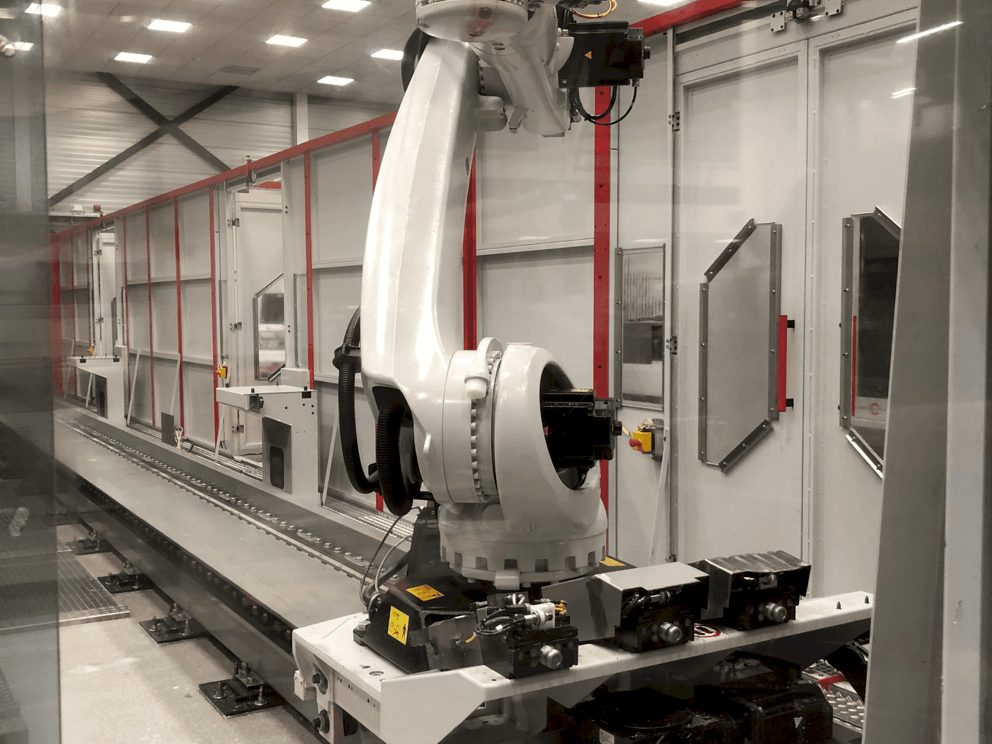 Frontansicht der KUKA KR 240 R2900 ultra Maschine