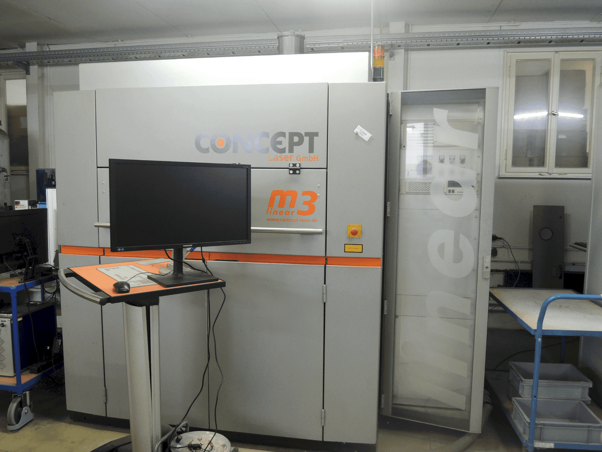 Frontansicht der CONCEPT LASER LASER M3 Linear Maschine