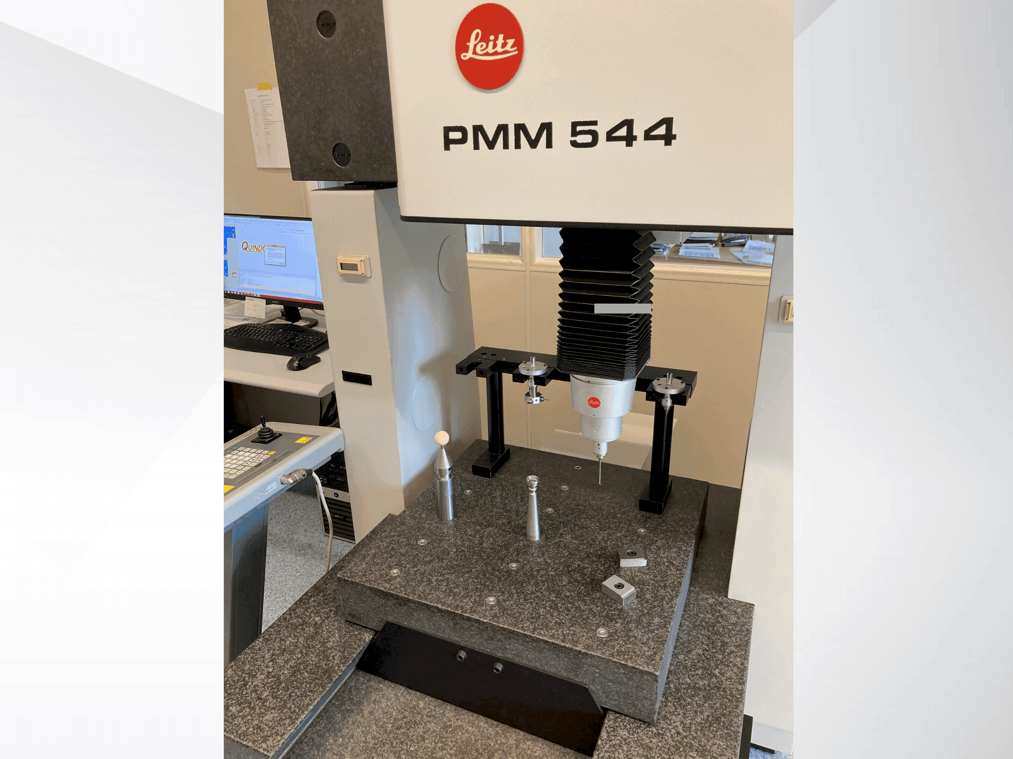 Frontansicht der LEITZ PMM 544 Maschine