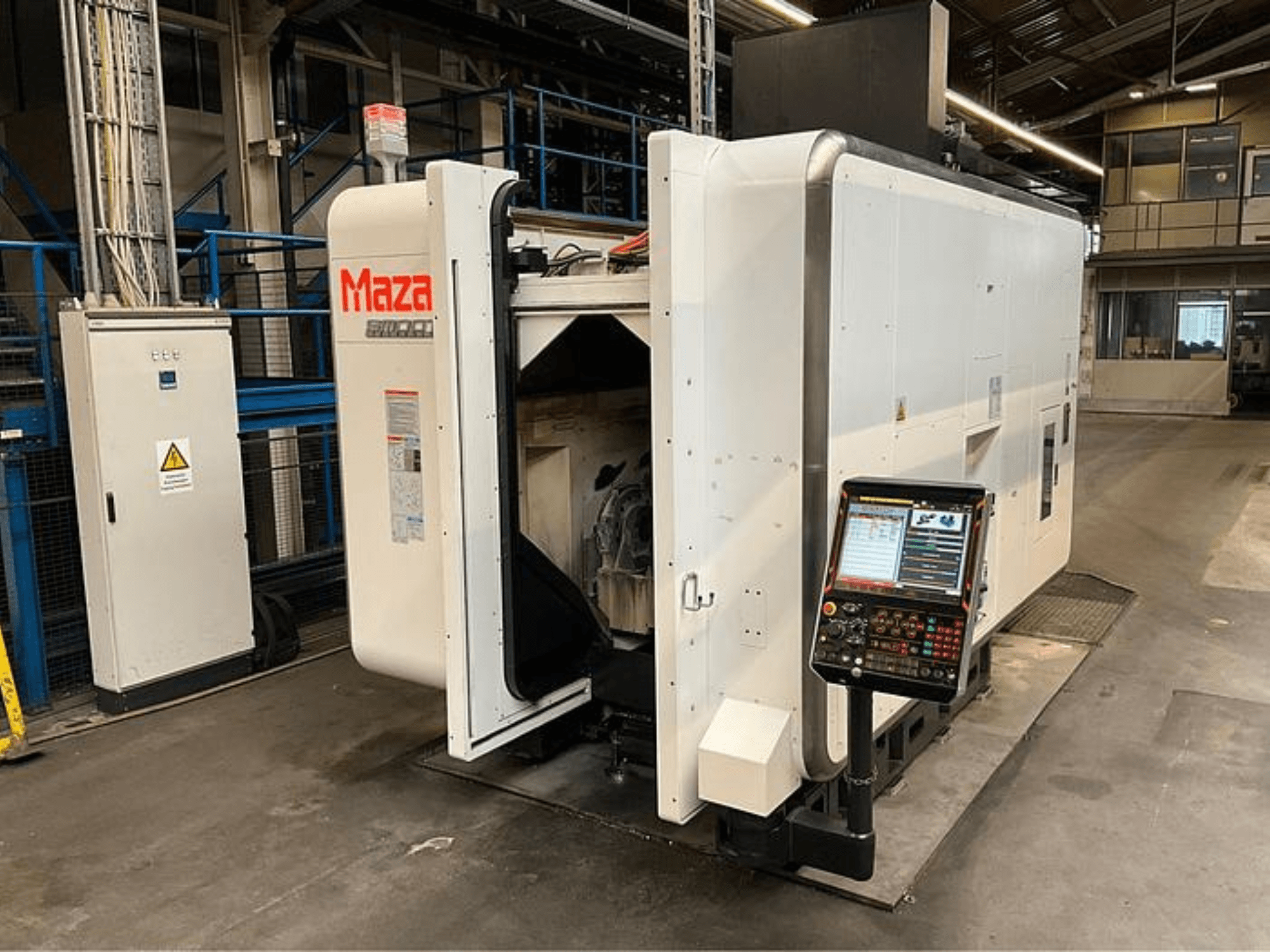 CNC-Maschine von Maza in der Frontansicht mit Bedienfeld, Industriedesign und sichtbaren Maschinenkomponenten.