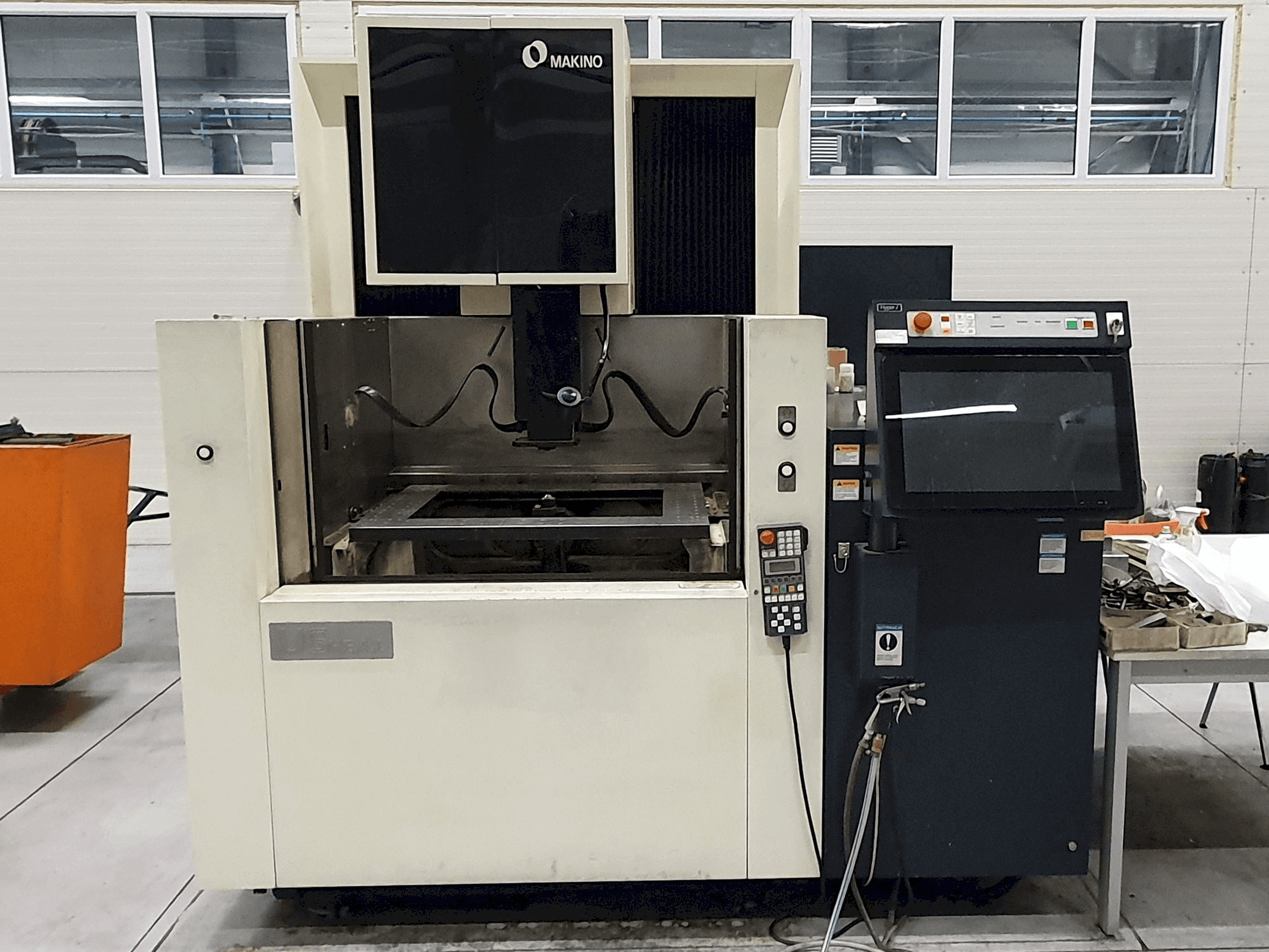 Frontansicht der Makino U6 H.E.A.D. Maschine