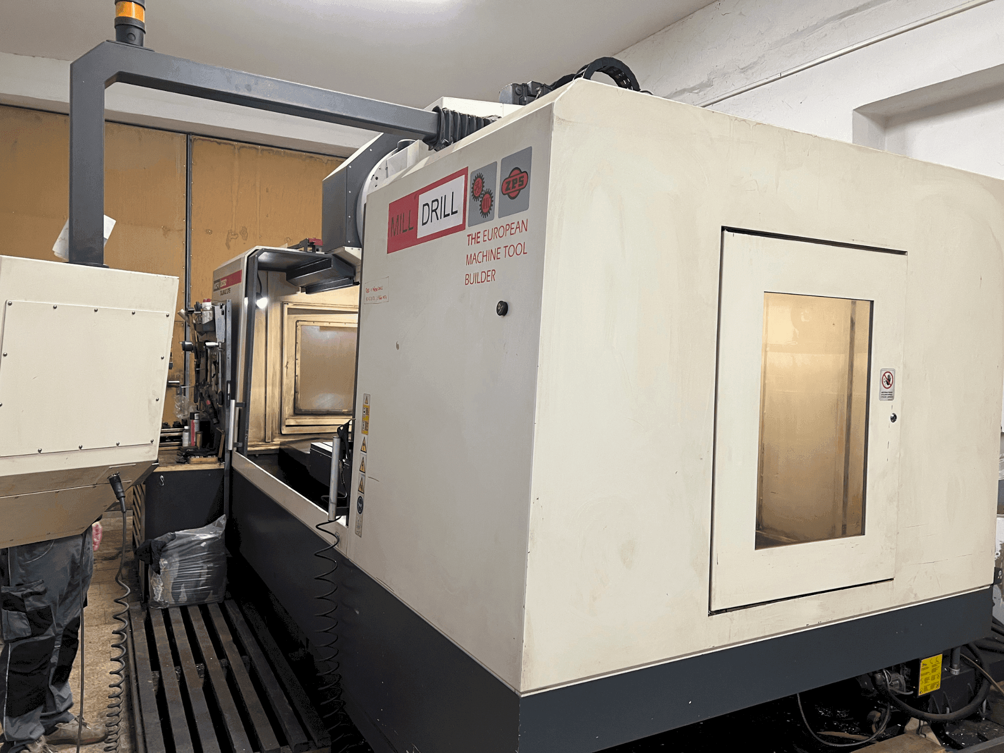 Frontansicht der TAJMAC-ZPS MCFV 2080 Maschine