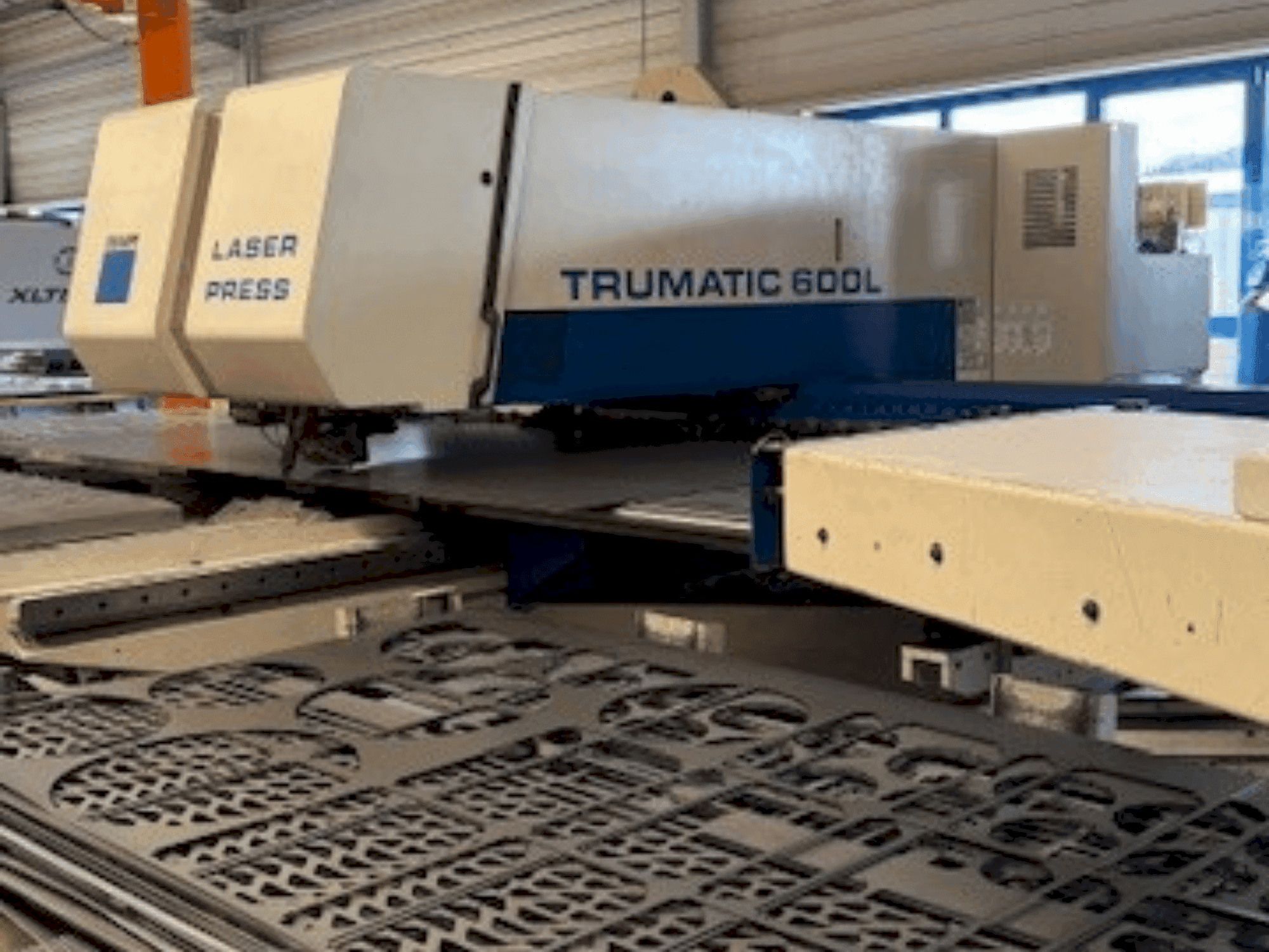 Frontansicht der TRUMPF Trumatic 600L Maschine