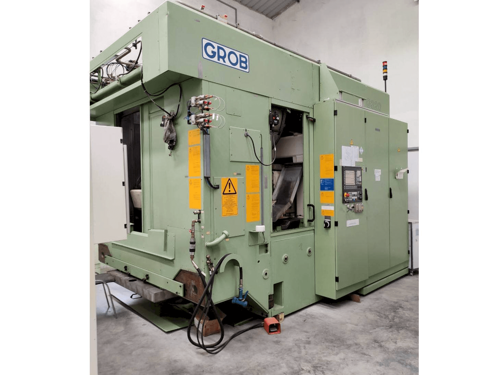 Frontansicht der GROB G320 Maschine