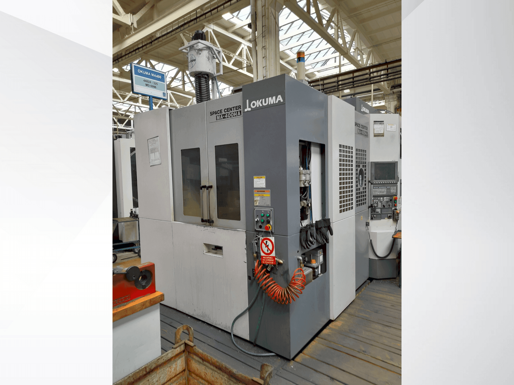Frontansicht der Okuma MA-400HA Maschine