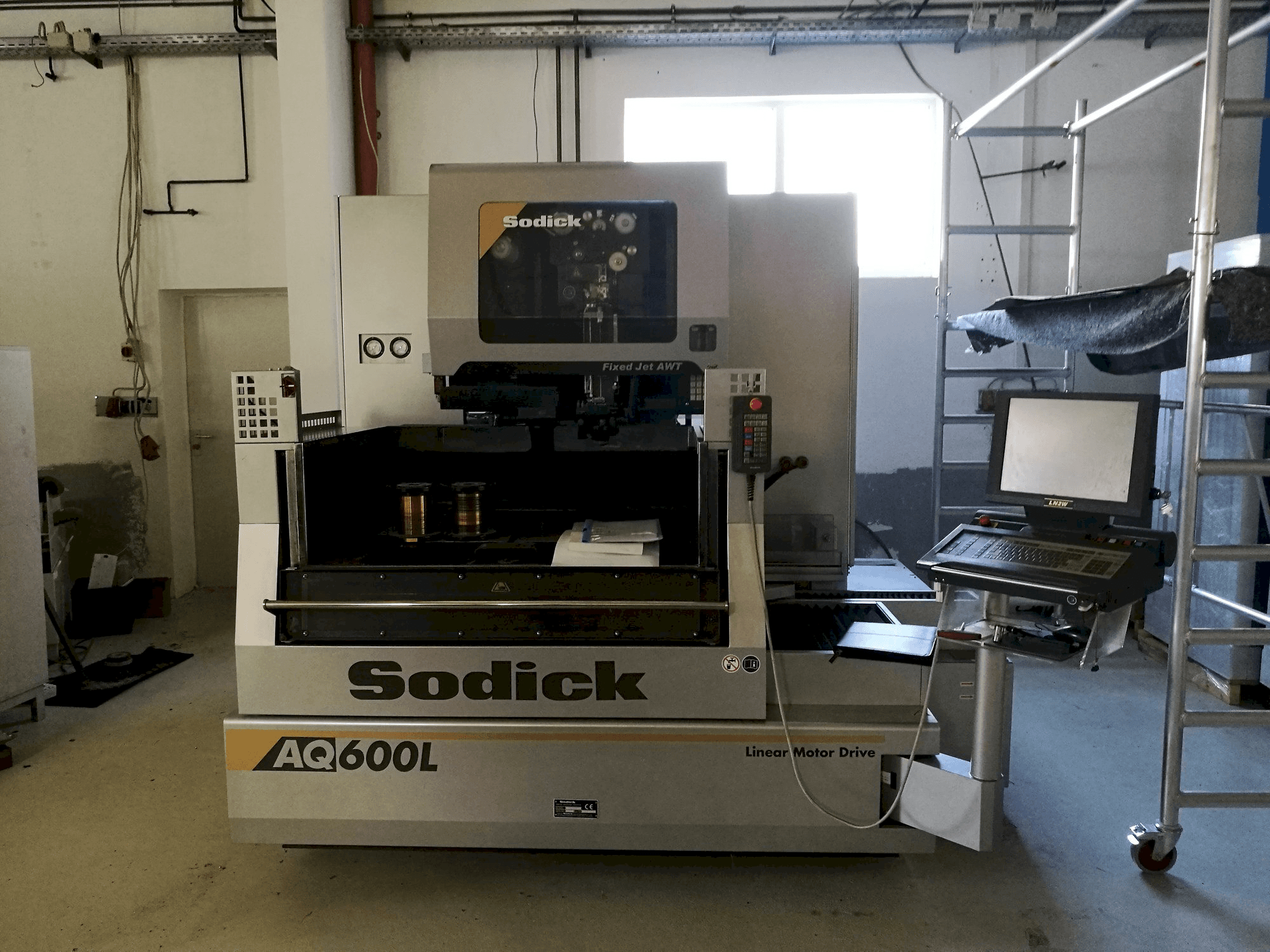 Frontansicht der Sodick AQ600L Maschine