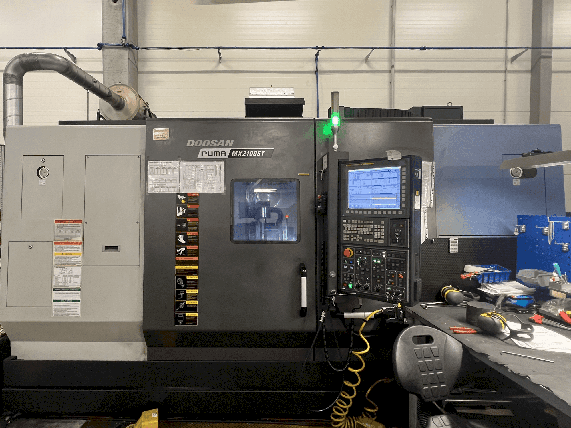 Frontansicht der DOOSAN MX2100ST Maschine