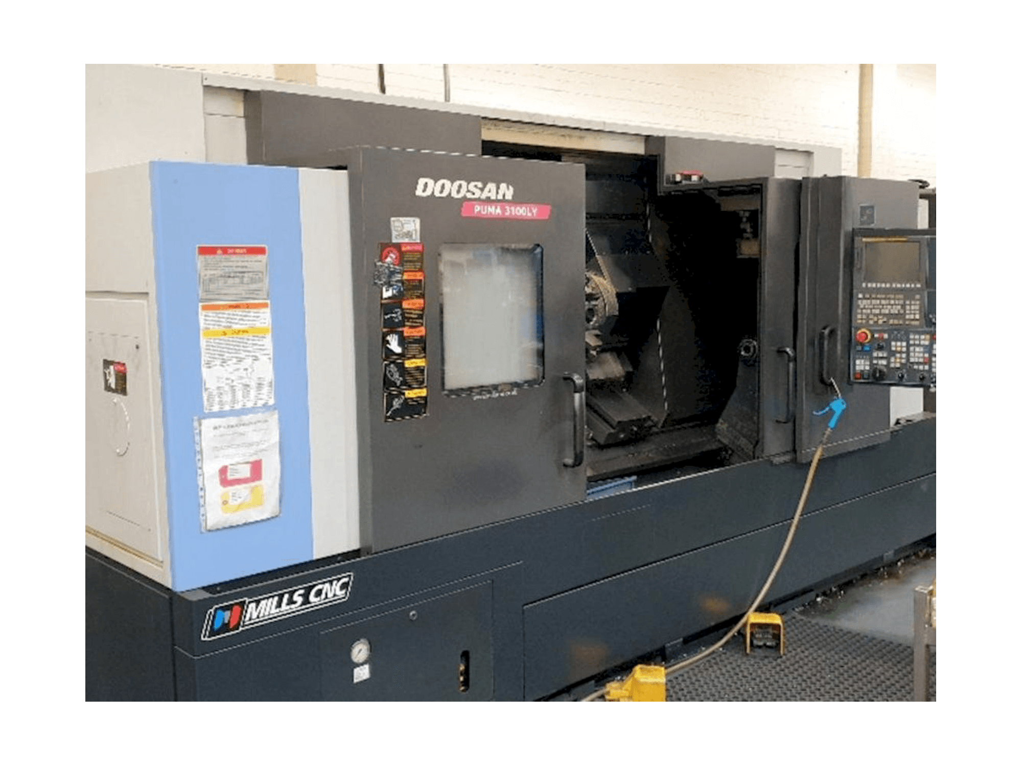 Frontansicht der Doosan Puma 3100LY Maschine