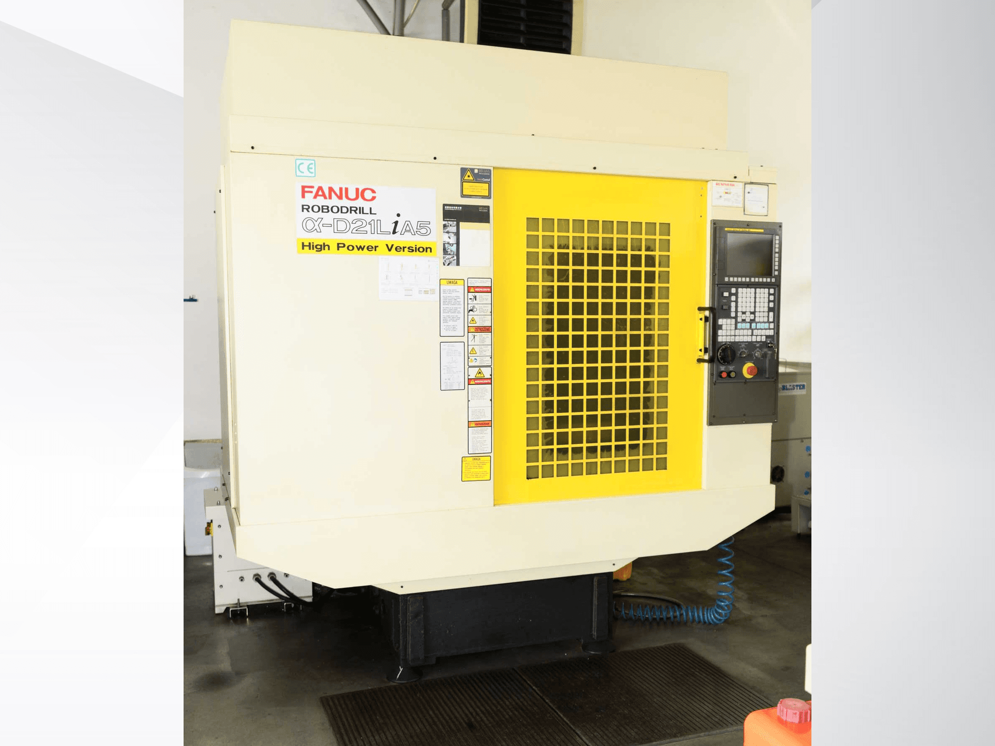 Vertikales Bearbeitungszentrum FANUC ROBODRILL α-D21LiA5, Vorderansicht mit gelbem Schutzgitter und Details des Bedienfelds.
