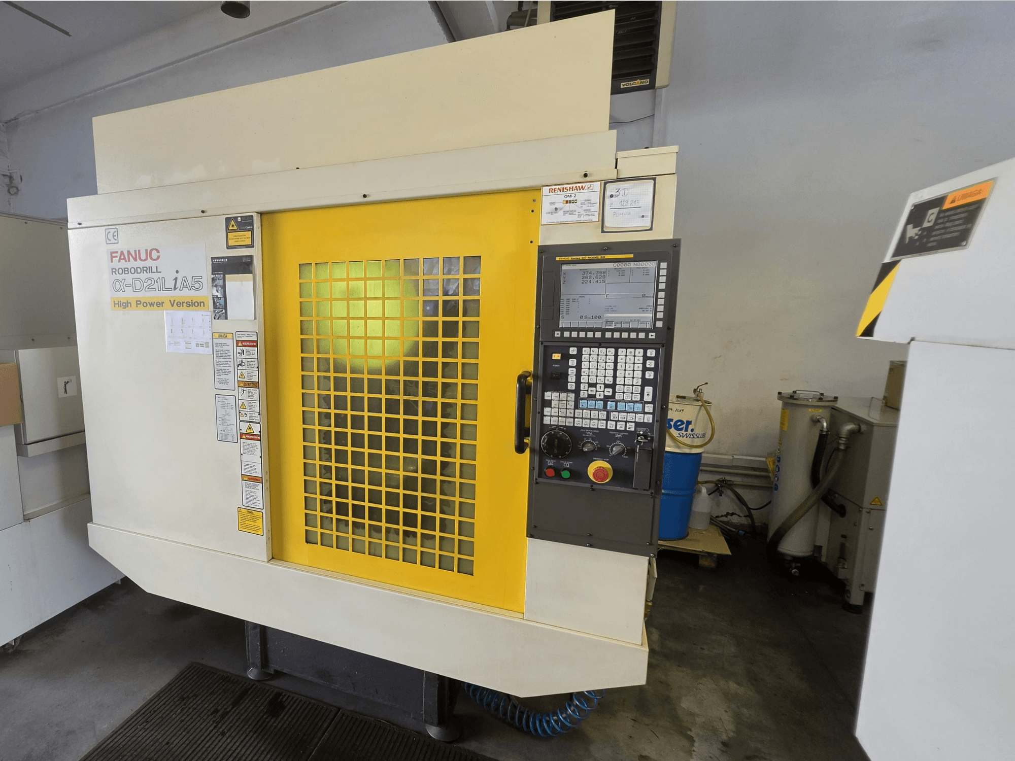 Vertikales Bearbeitungszentrum FANUC ROBODRILL alpha-D21LiA5, Vorderansicht, mit gelber Sicherheitstür und Bedienfeld.