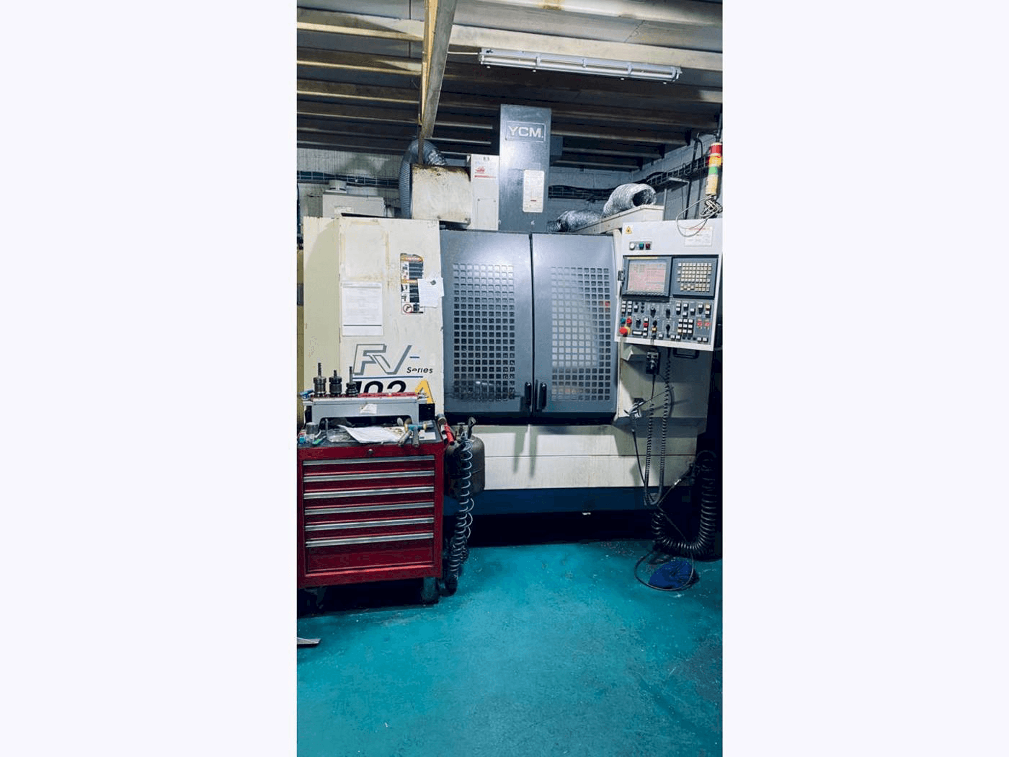 Frontansicht der YCM FV102A Maschine