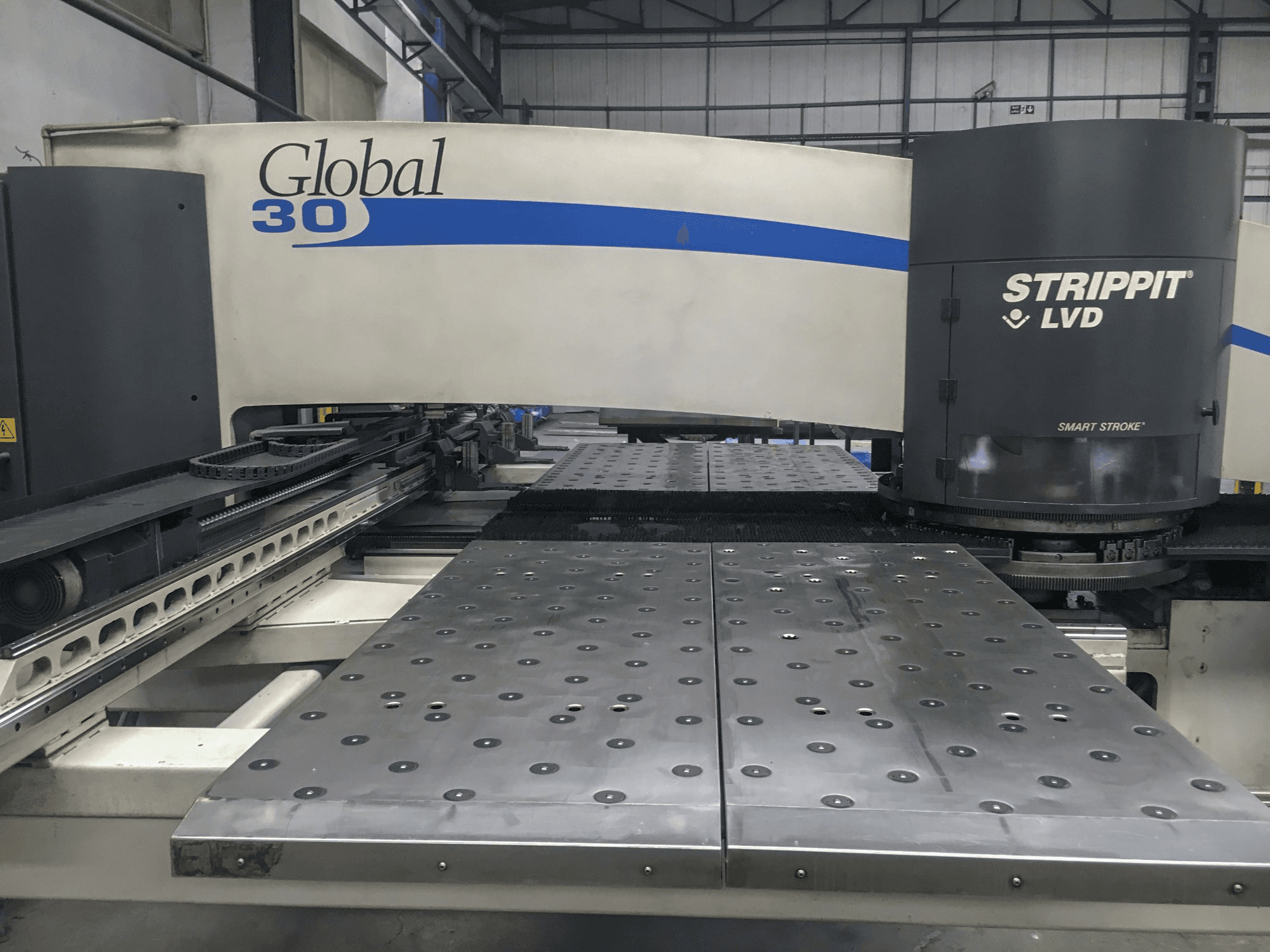 Frontansicht der LVD STRIPPIT Global 30 1525 Maschine