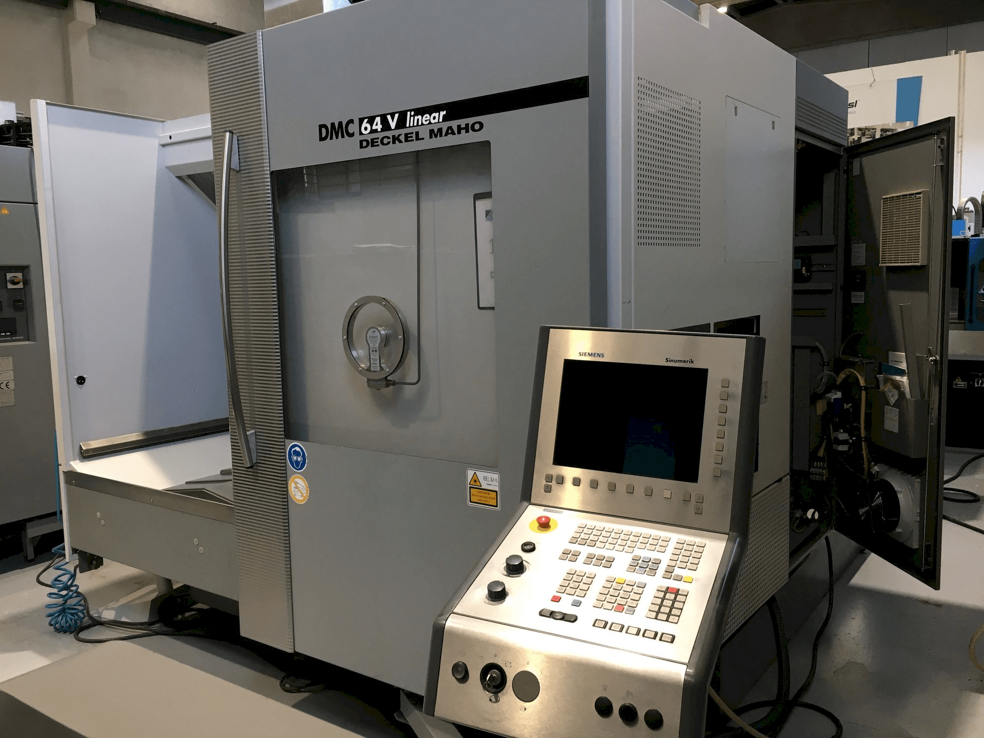 Frontansicht der DECKEL MAHO DMC 64V linear Maschine