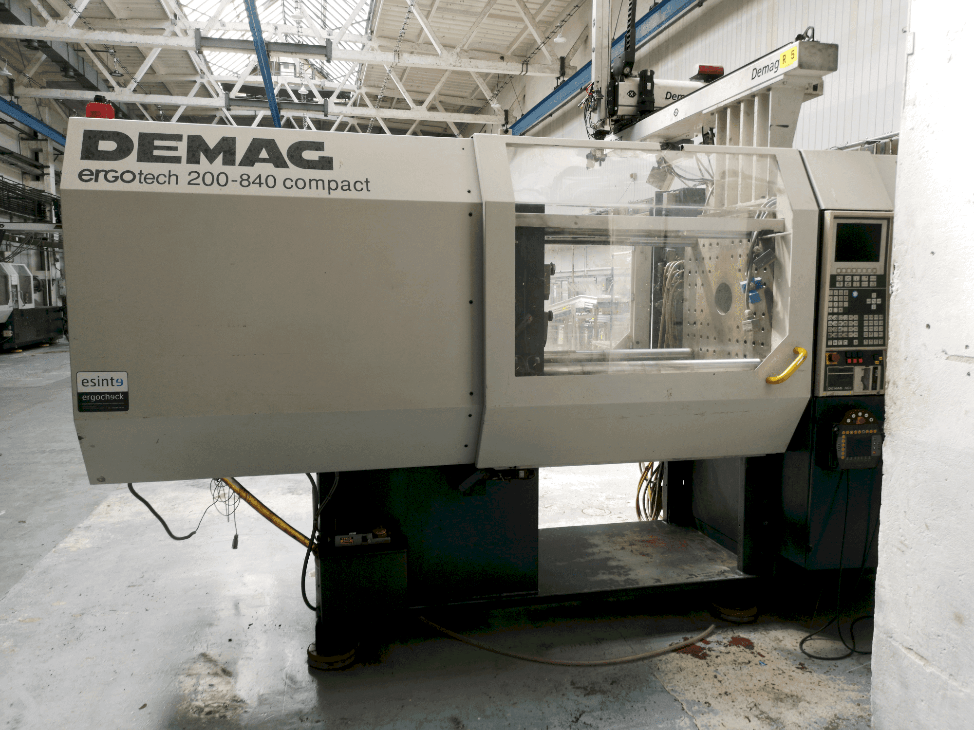 Frontansicht der DEMAG Ergotech 200-840 Compact Maschine