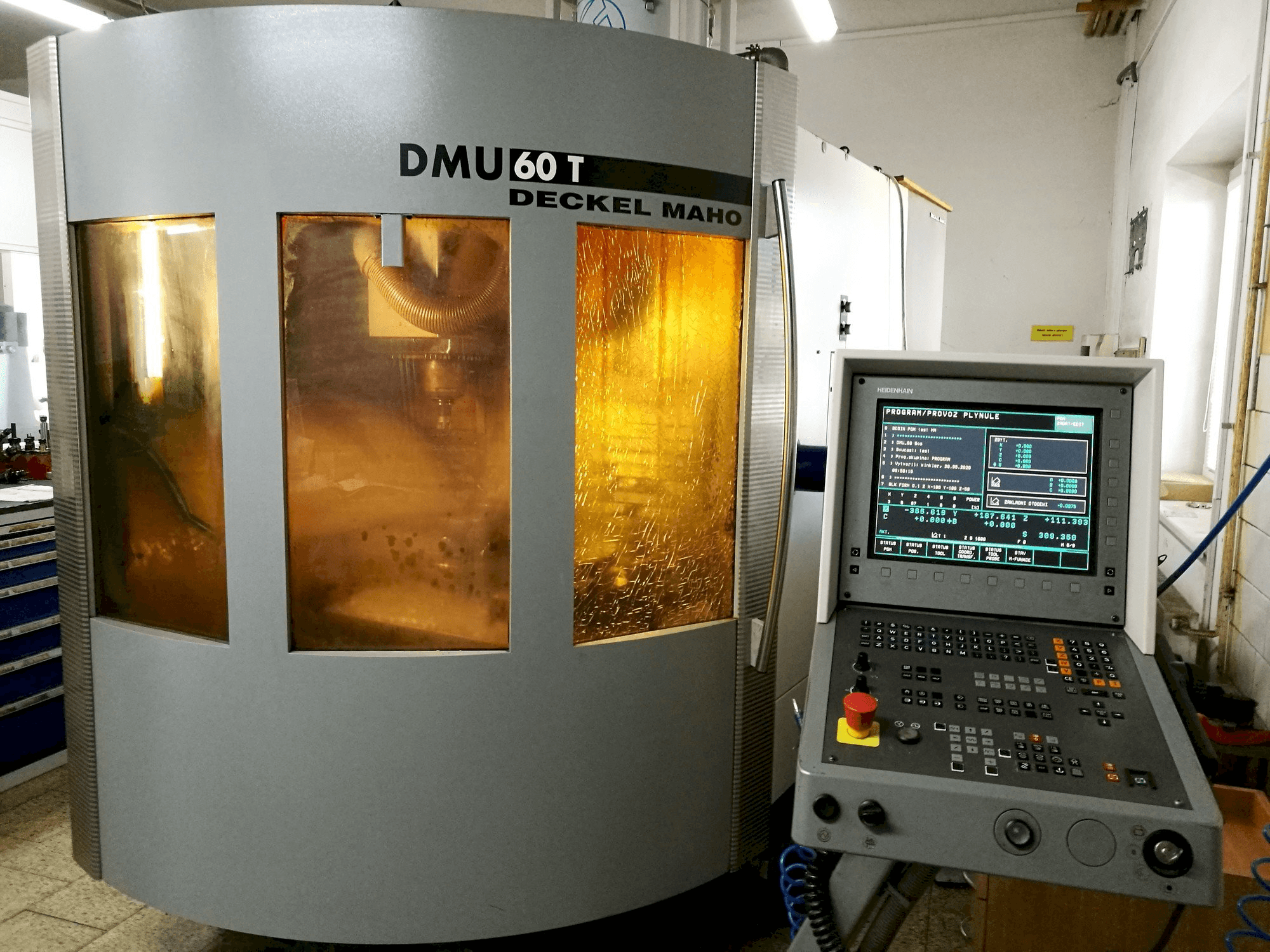 Frontansicht der DECKEL MAHO DMU 60T Maschine