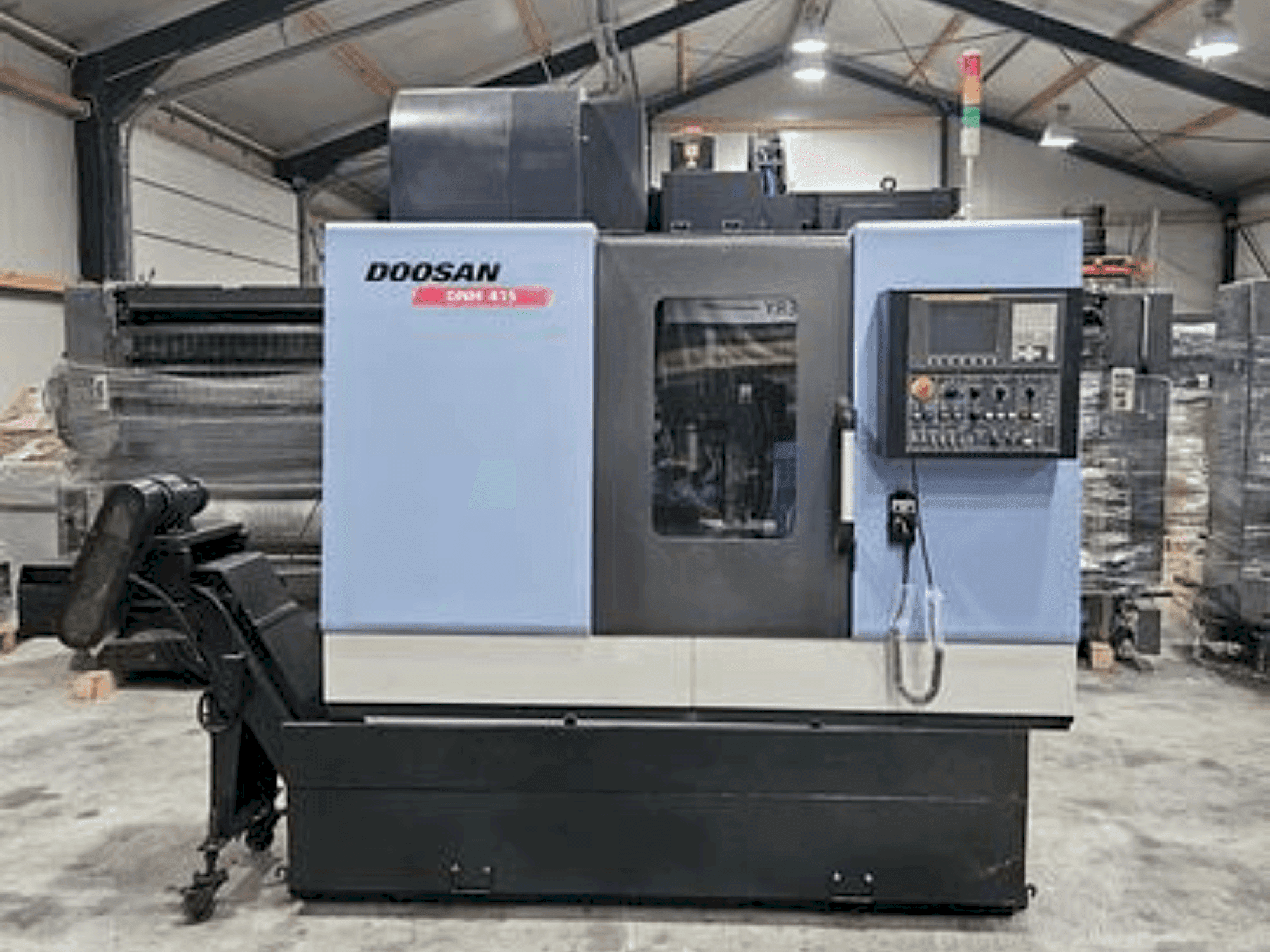 Frontansicht der DOOSAN DNM 415 (2015) Maschine