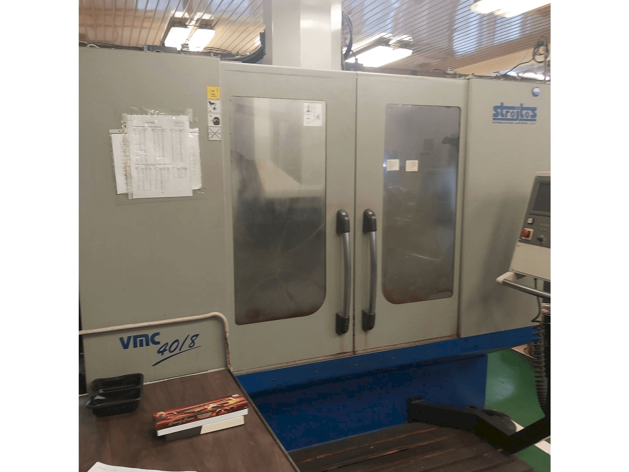 Frontansicht der Strojtos VMC 40/8 Maschine