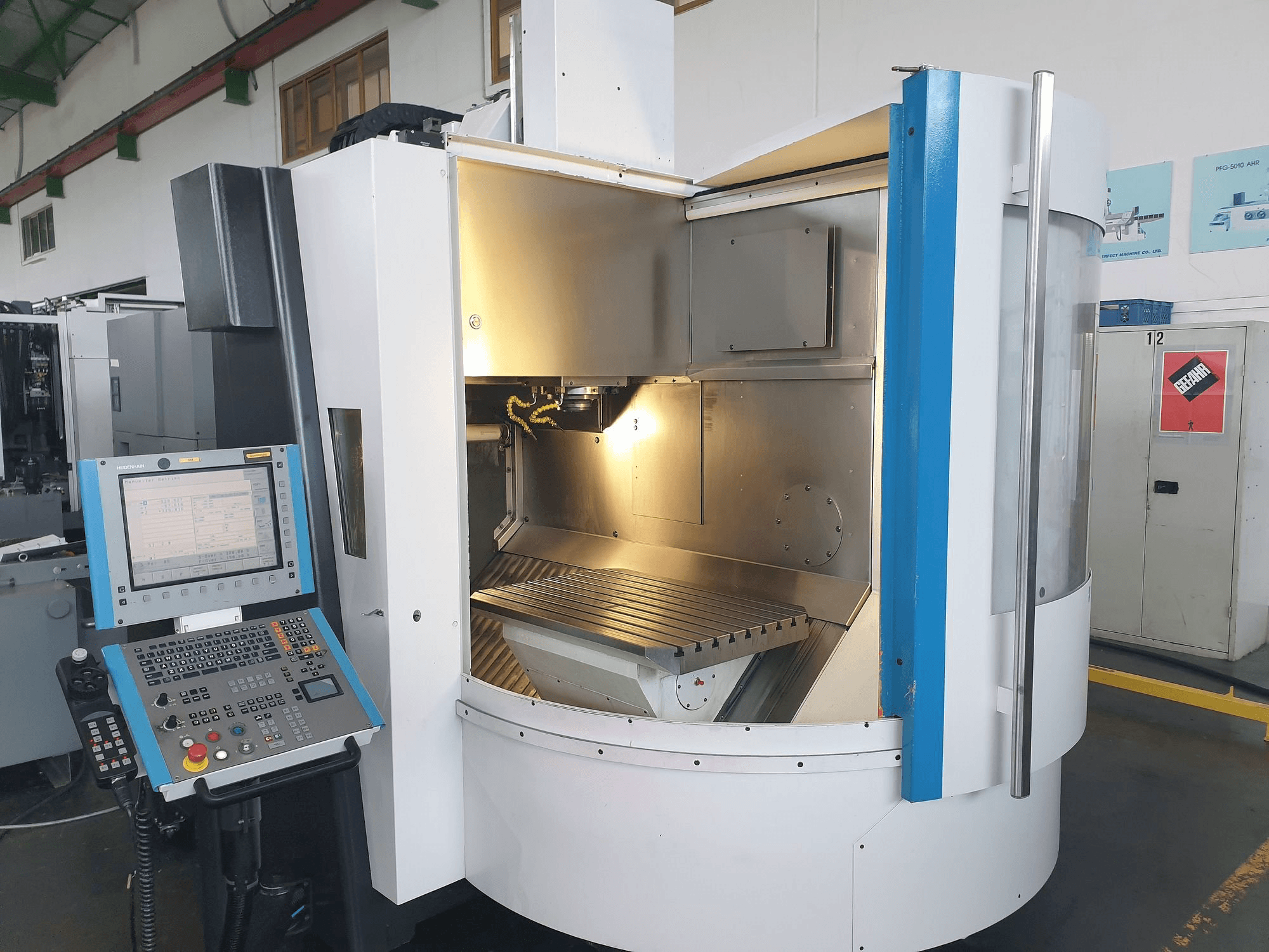 Frontansicht der MIKRON HSM 800 Maschine