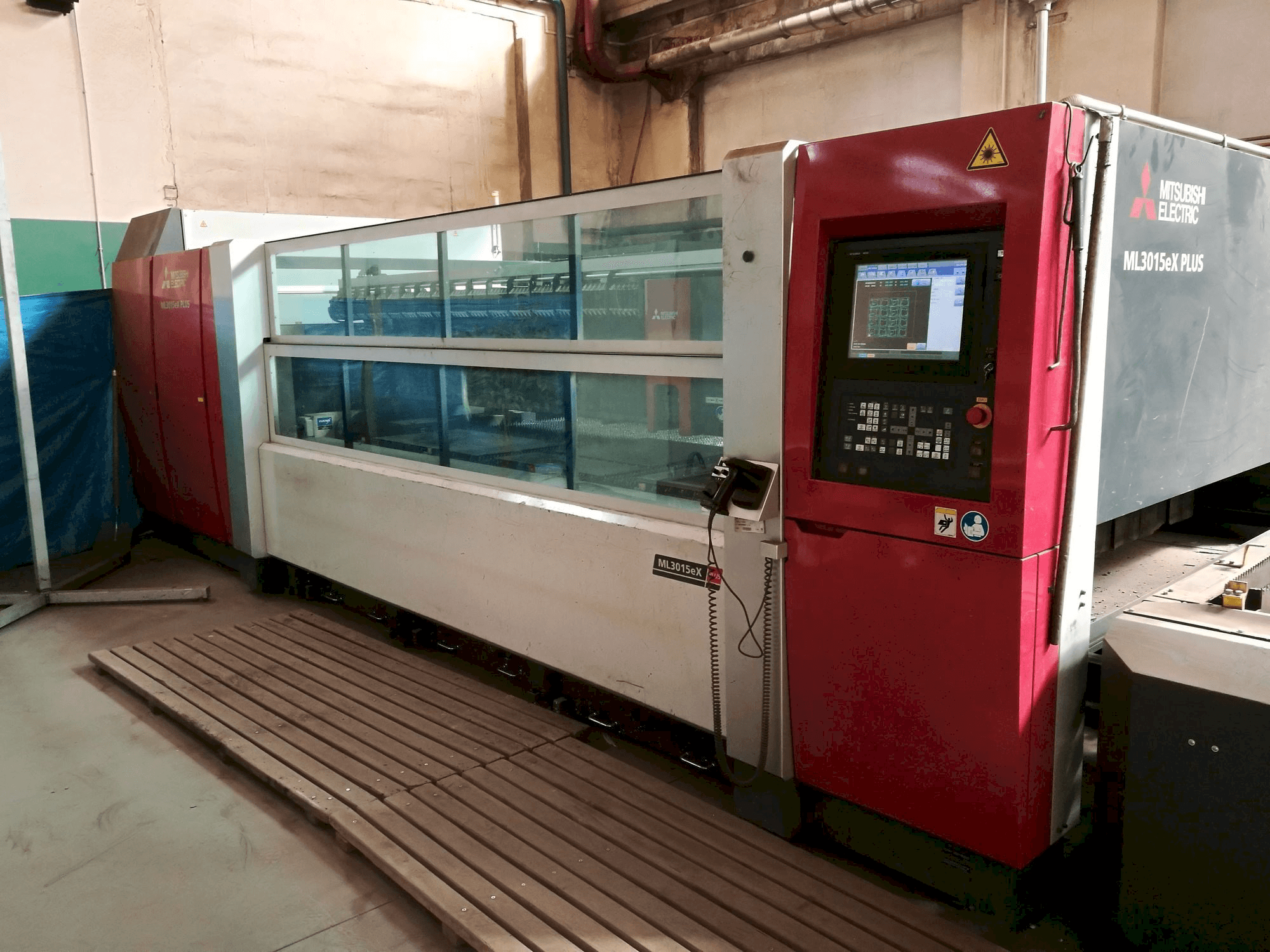 Frontansicht der Mitsubishi ML3015eX(S2)-45CF-R Maschine