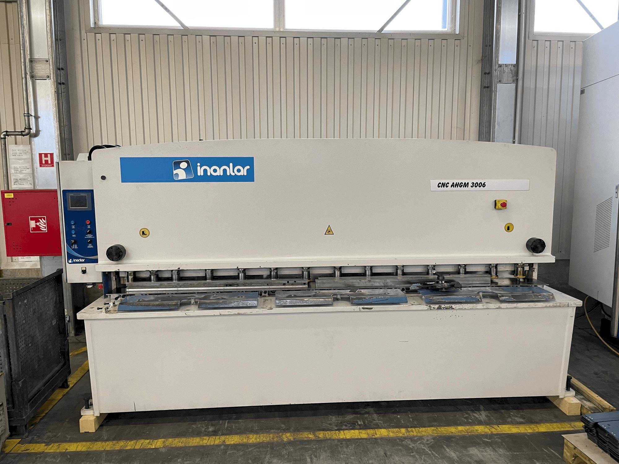 Frontansicht der Inanlar AHGM 3006 Maschine
