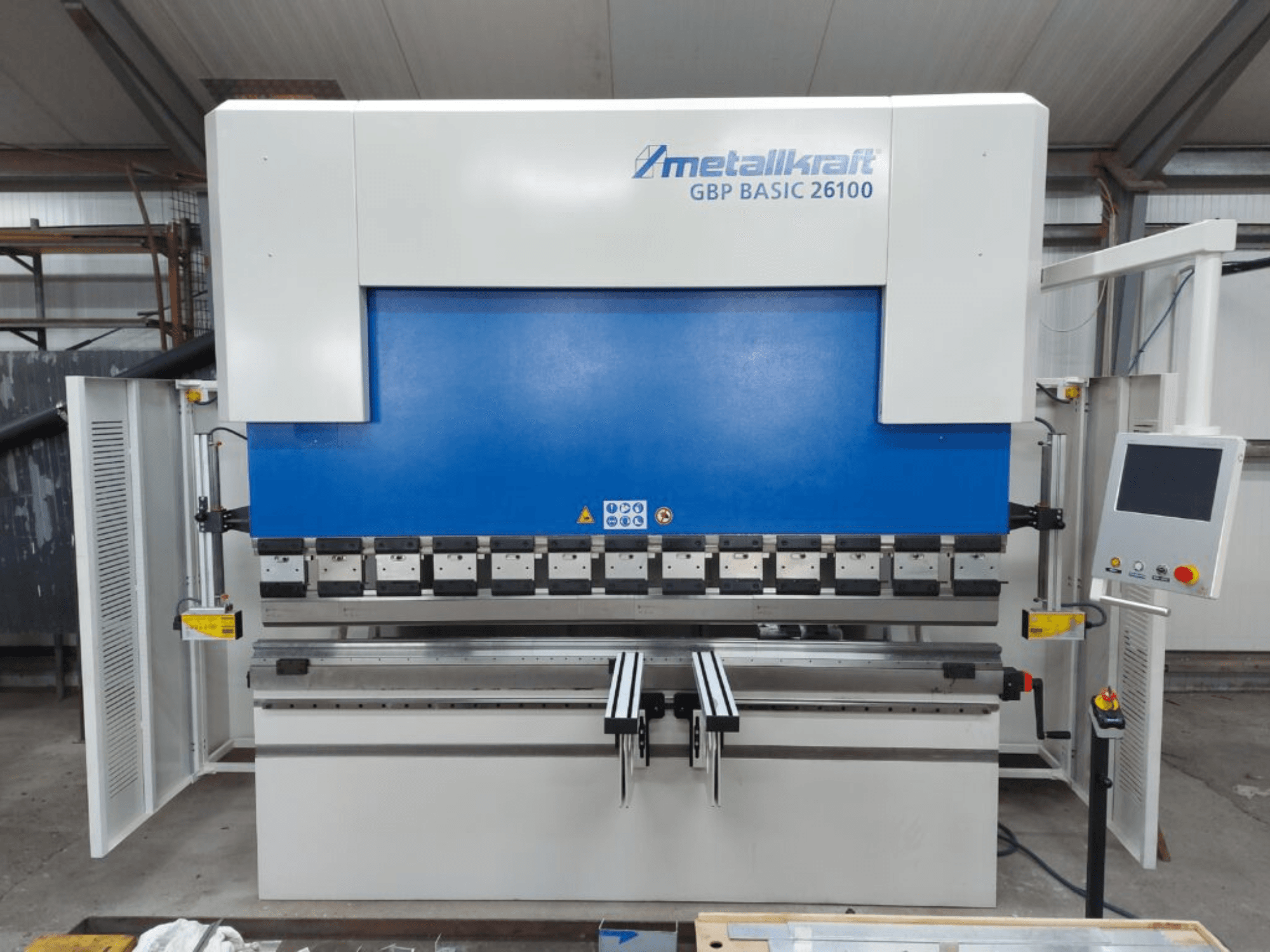 Metallkraft GBP BASIC 26100 Rollenbiegemaschine in der Vorderansicht, mit Bedienfeld und Biegebereich.