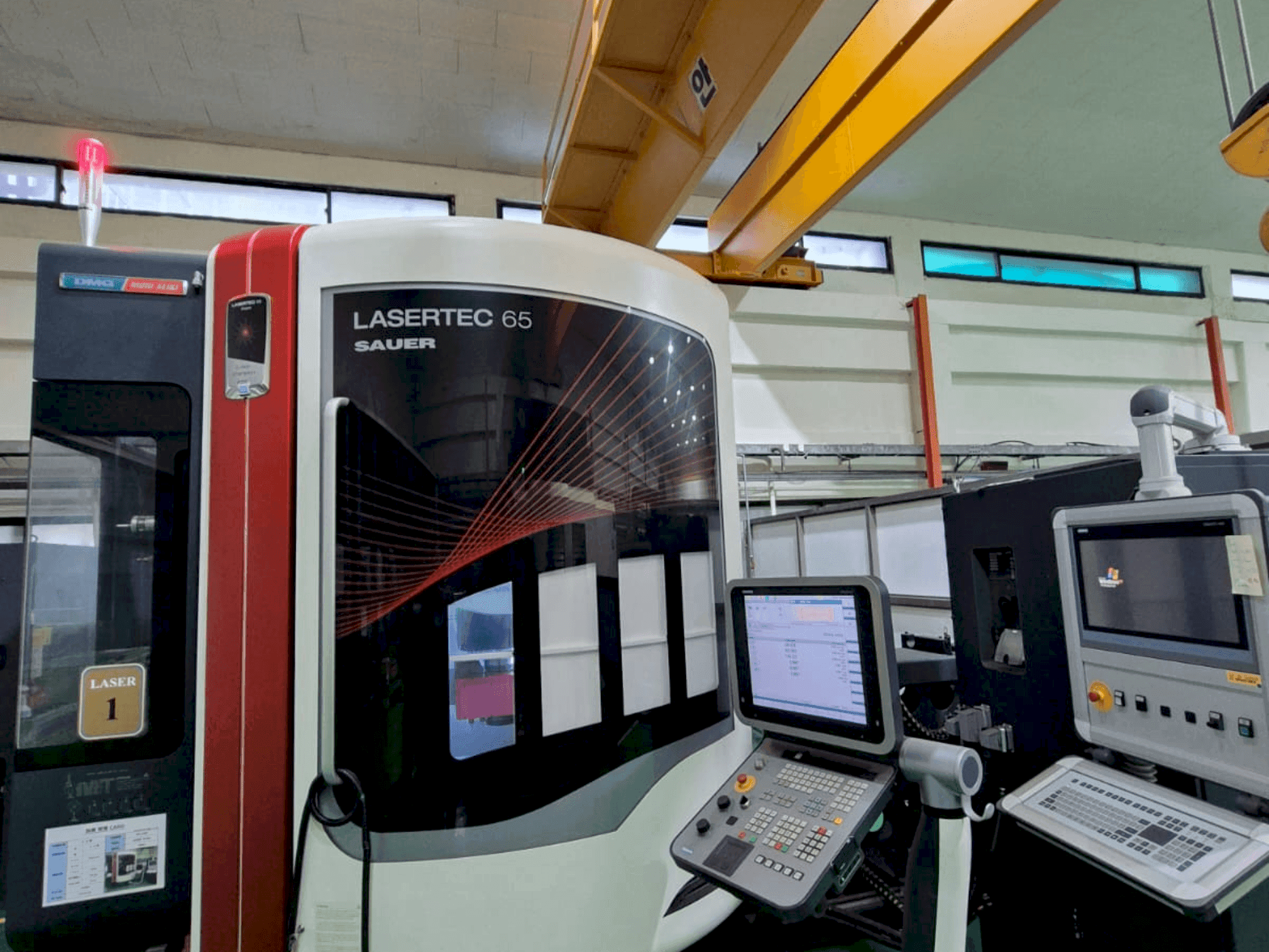 Frontansicht der DMG Mori Seiki LaserTech 65 Maschine