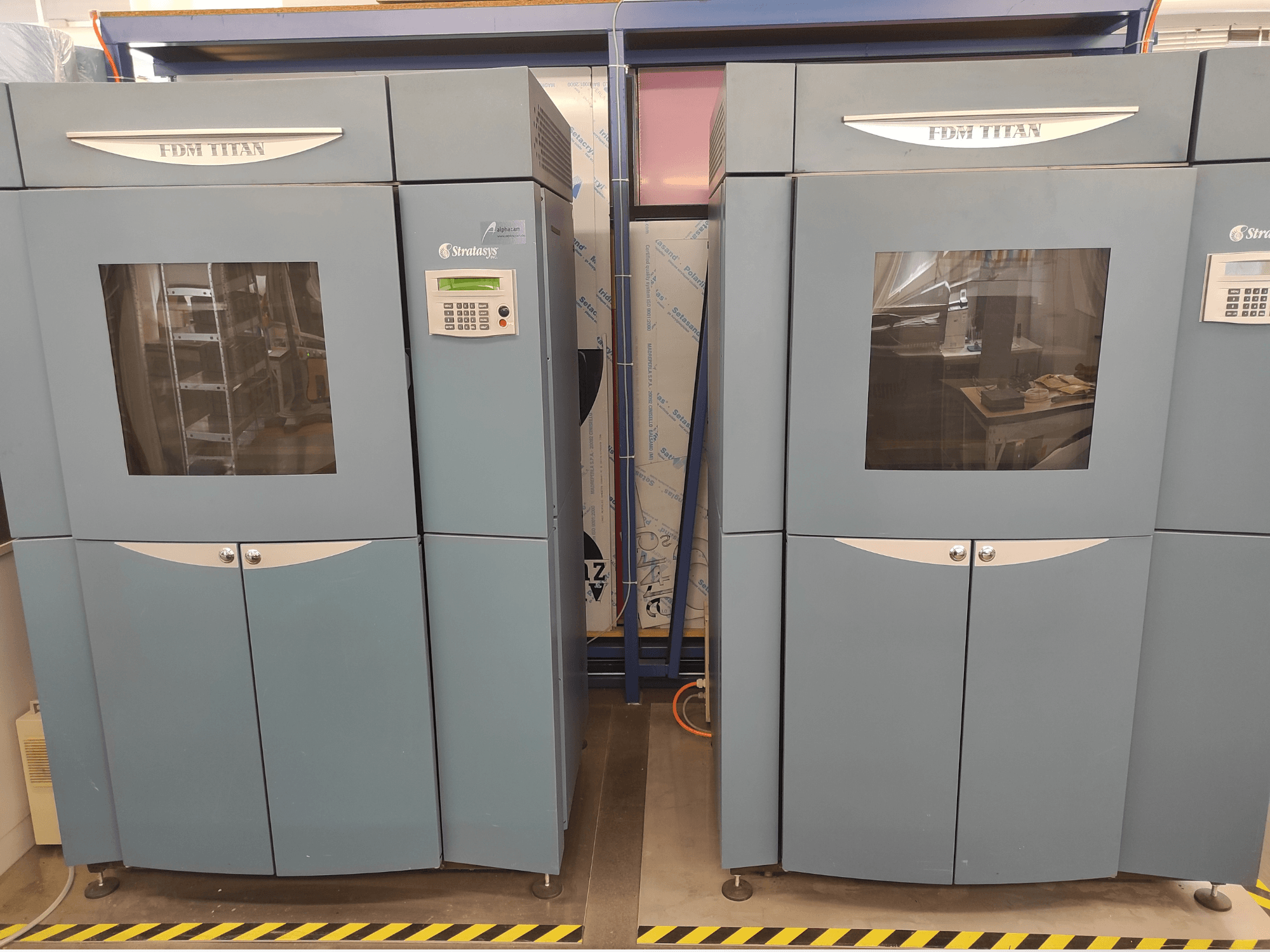 Vorderansicht des Stratasys FDM TitanTI T0031 Kunststoff-3D-Druckers; mit Display und transparentem Sichtfenster.