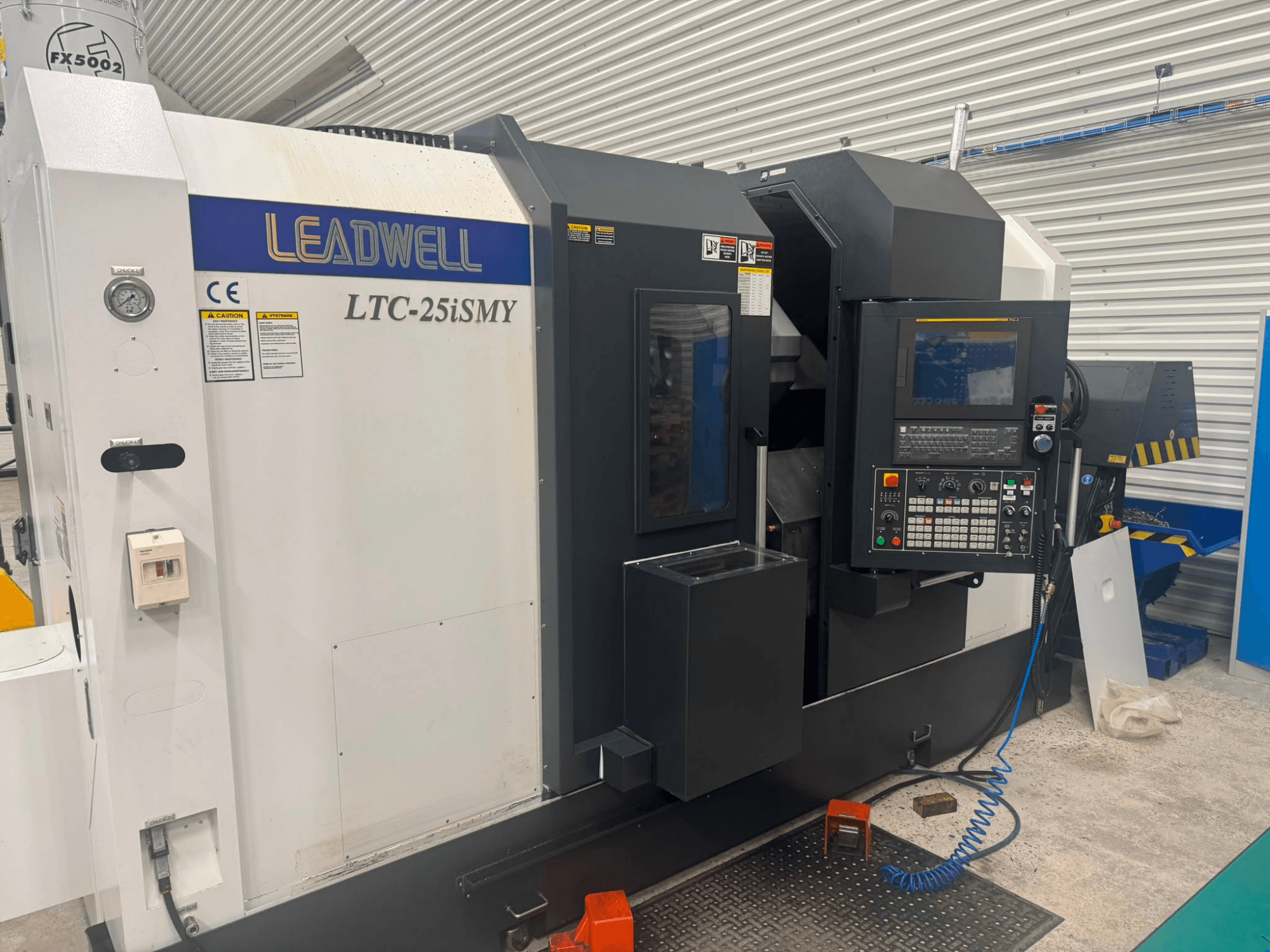 Die Horizontal-Drehmaschine Leadwell LTC-25iSMY in der Vorderansicht, mit Blick auf das Bedienfeld und die Bedienoberflächen.