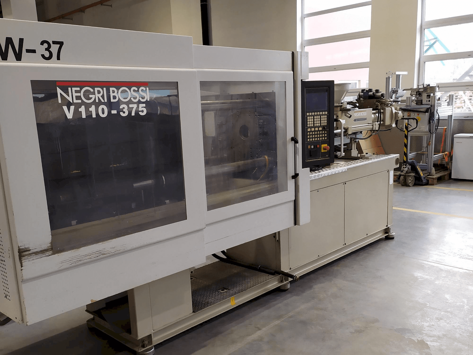 Frontansicht der Negri Bossi V110-375 Maschine
