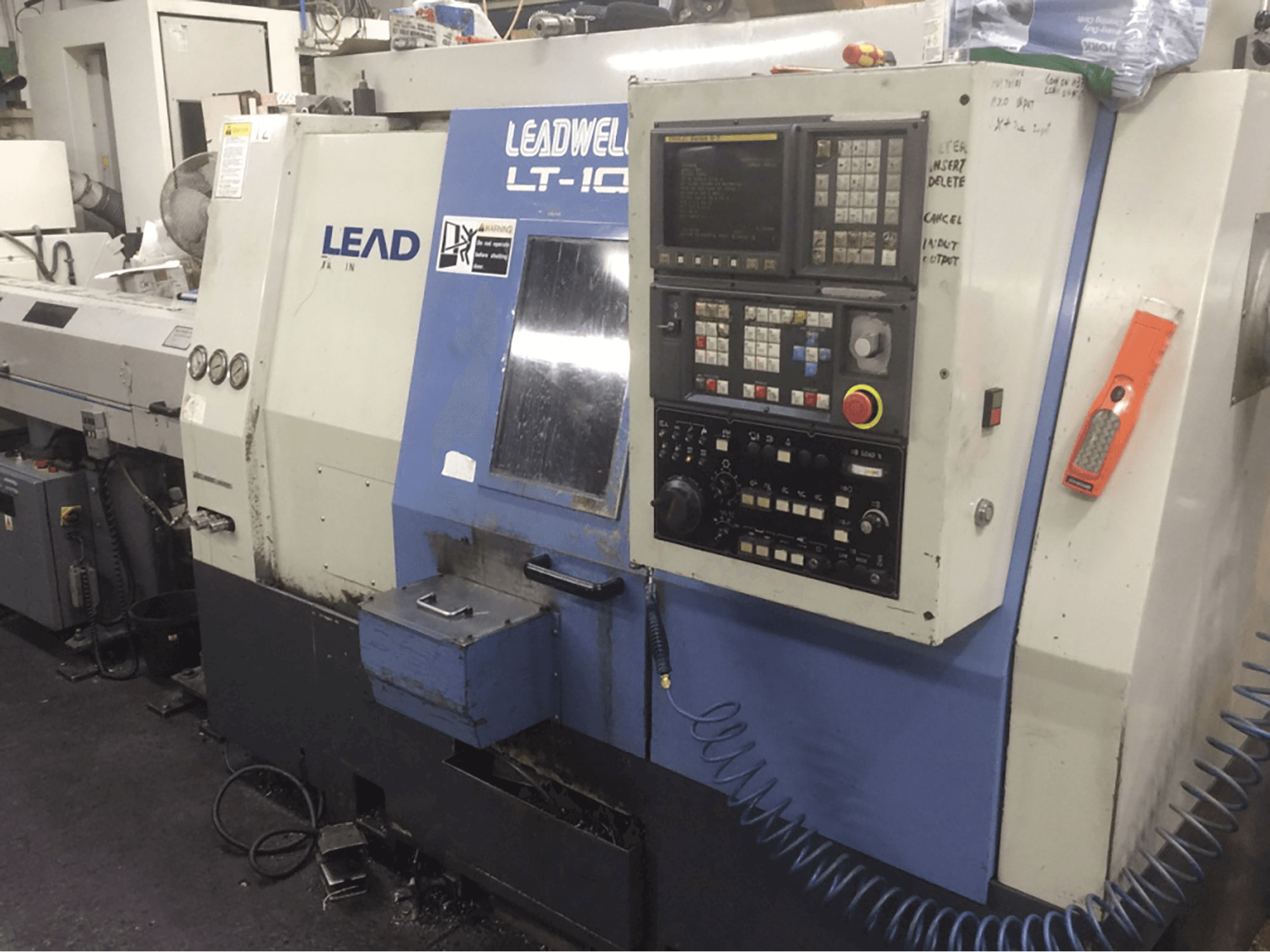 Frontansicht der Leadwell LT10 Maschine