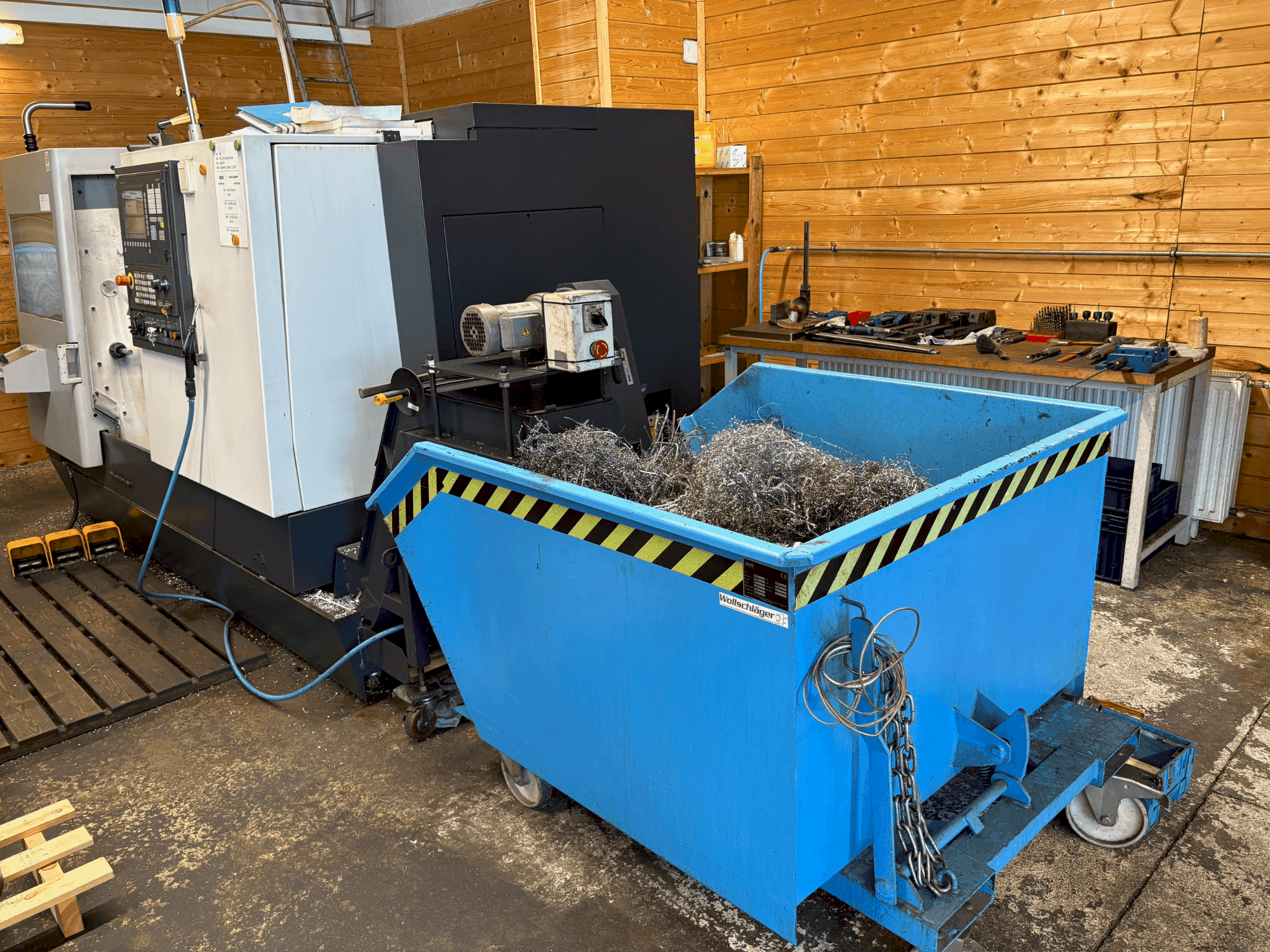 Frontansicht der HWACHEON Cutex 240 Maschine