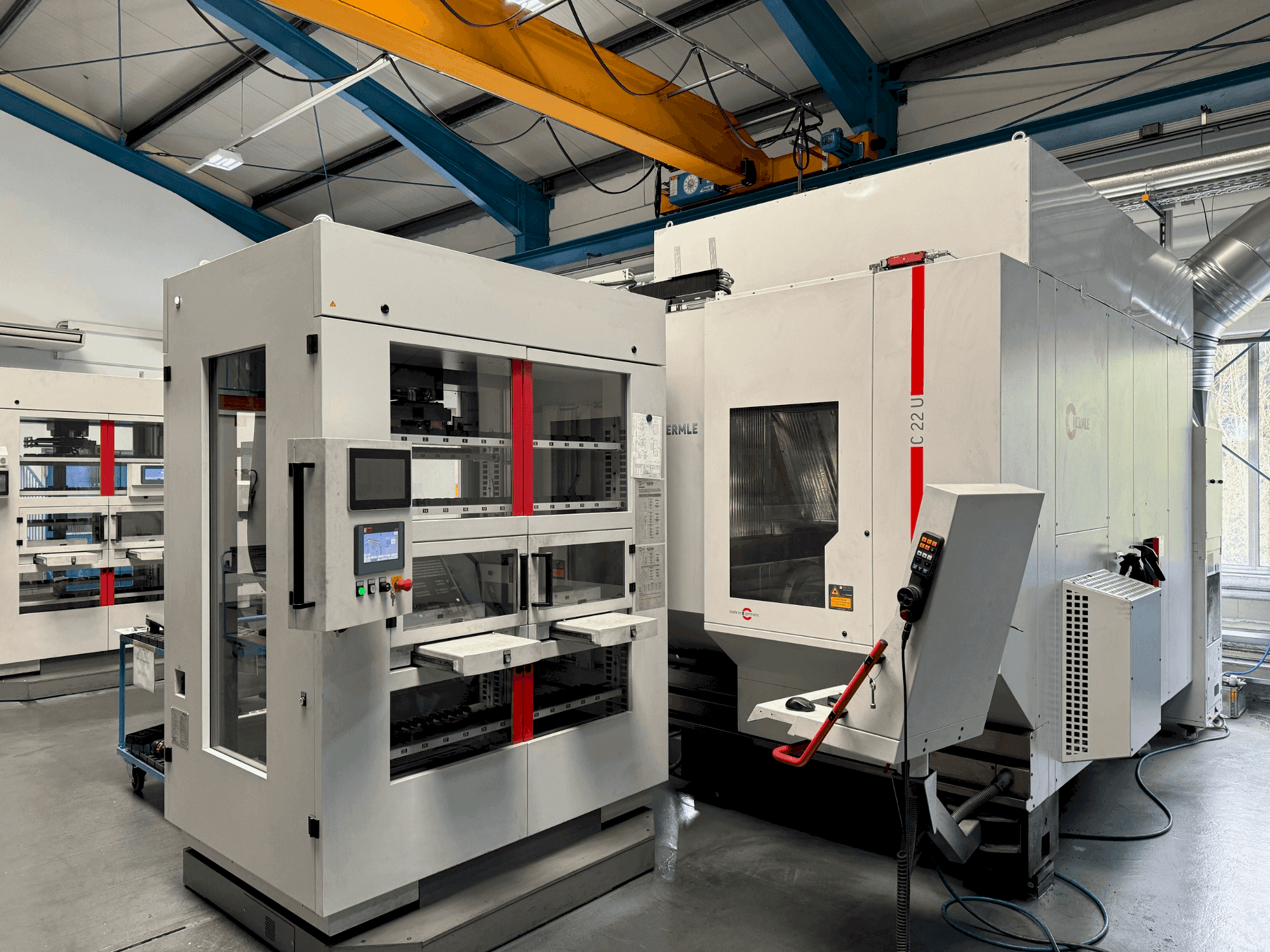 Frontansicht der HERMLE C22 with handling system IH30 (2017) Maschine