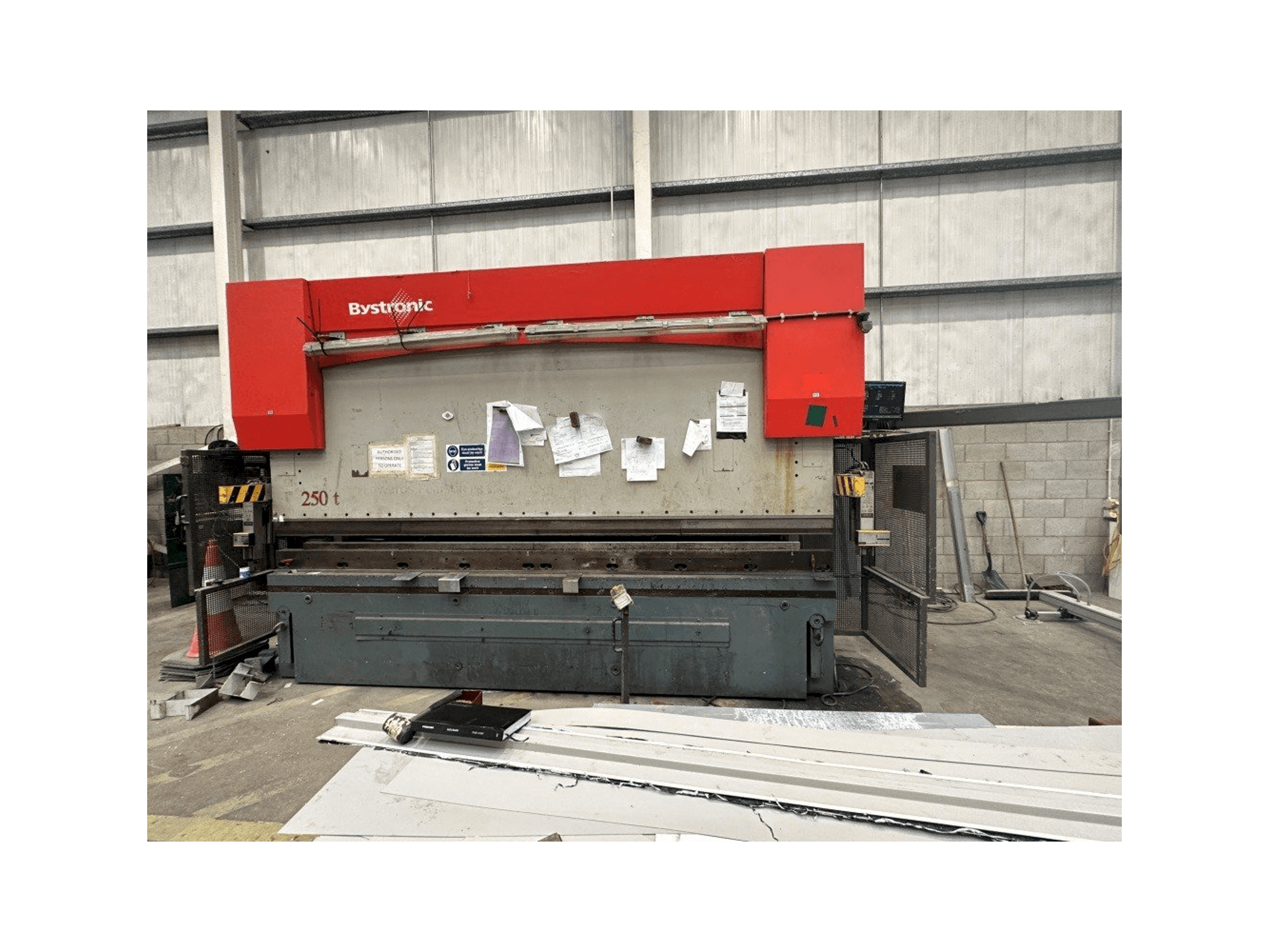 Frontansicht der Bystronic PR 250 x 4100 Maschine