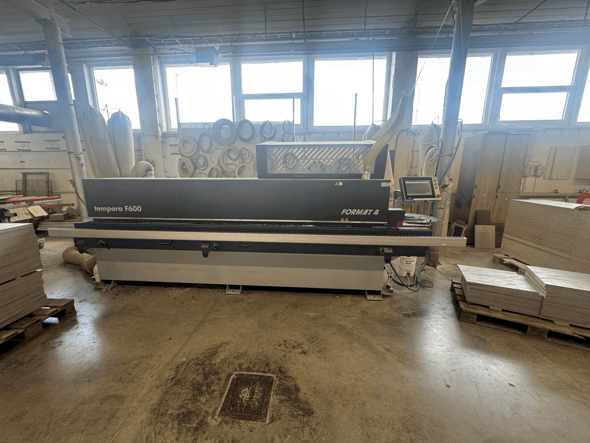 Frontansicht der FORMAT4 TEMPORA 60.06 glueBox x-motion Maschine